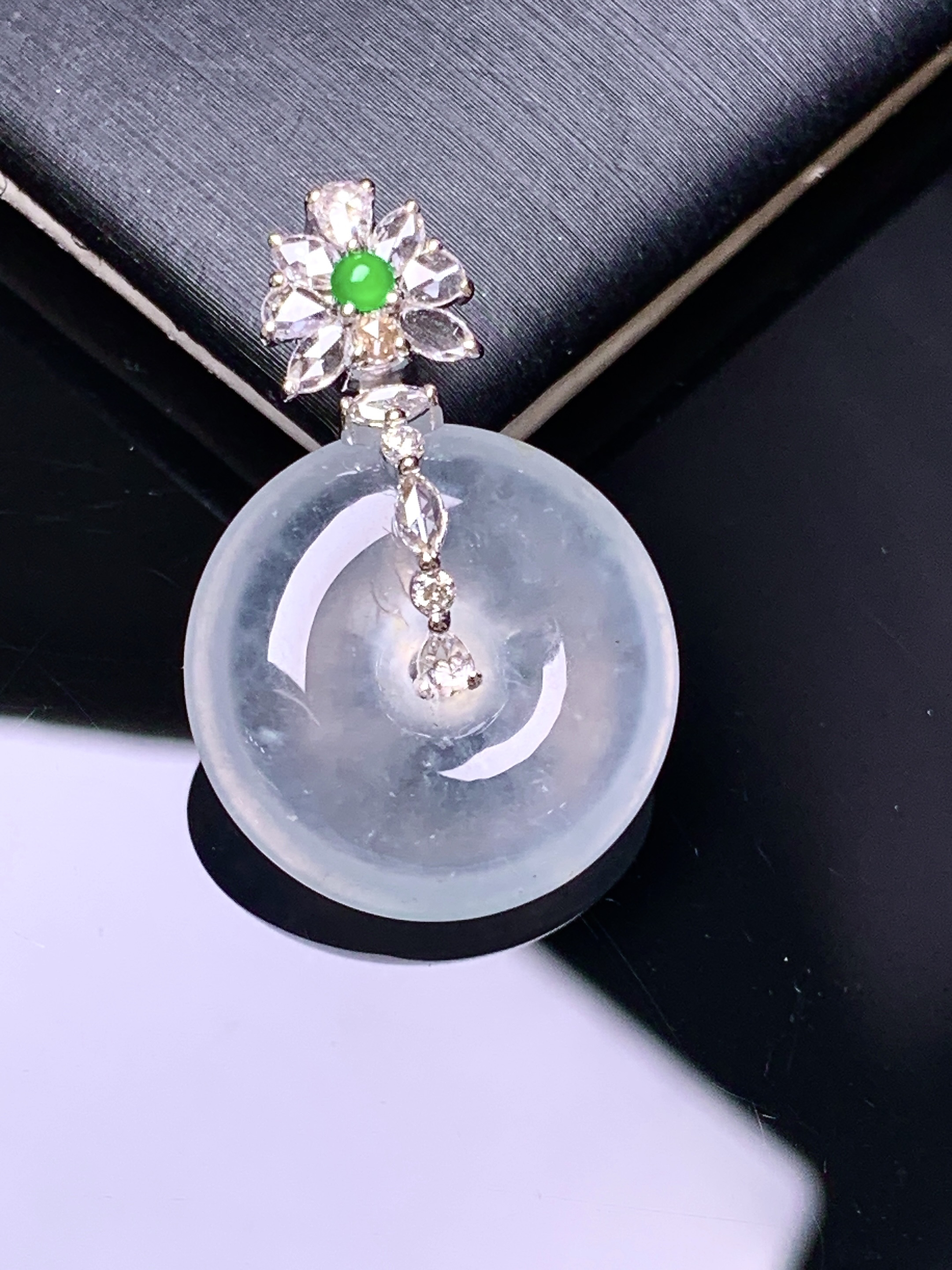 18k金钻镶嵌冰种平安扣吊坠 玉质细腻 色泽艳丽清新 水润亮眼 整体尺寸25.3*17*5.5b12