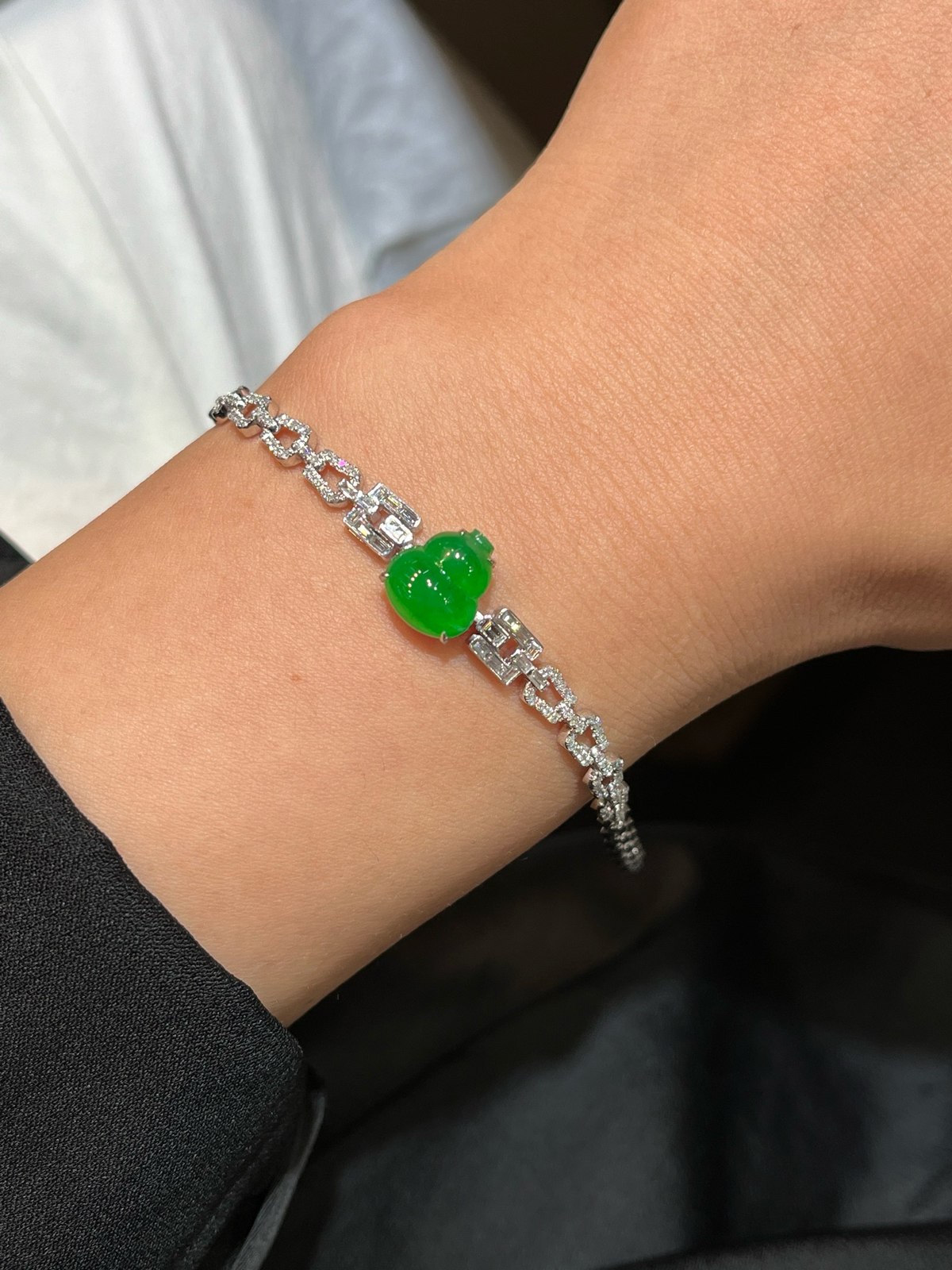 辣绿满色裸镶葫芦手链
尺寸看图一
18k金镶嵌..