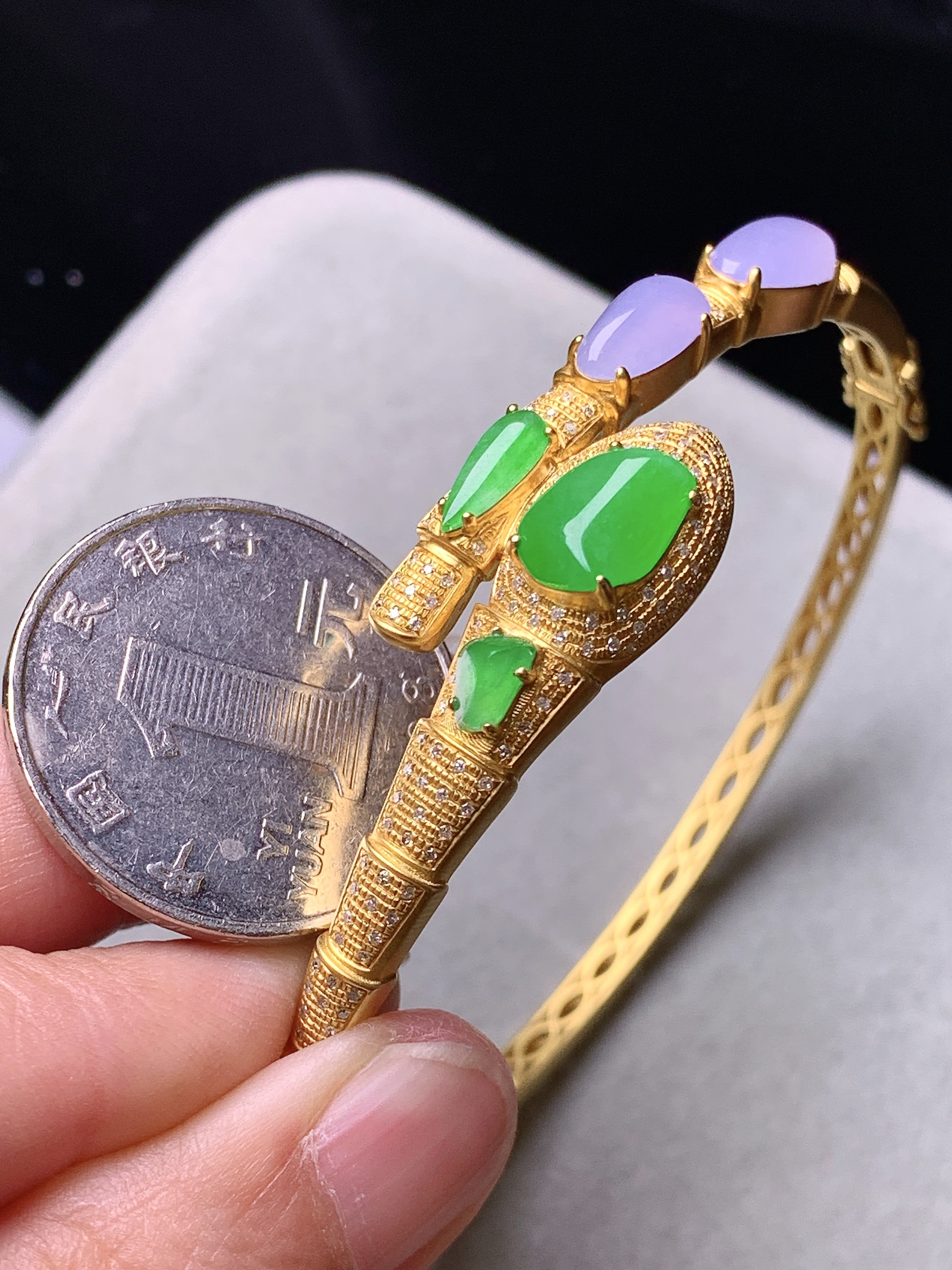 18k金钻镶嵌冰阳绿随形搭配紫罗兰随形手镯 玉质细腻 色泽艳丽清新 水润亮眼 圈口58.8 裸石尺寸8.8*4.6*2.5