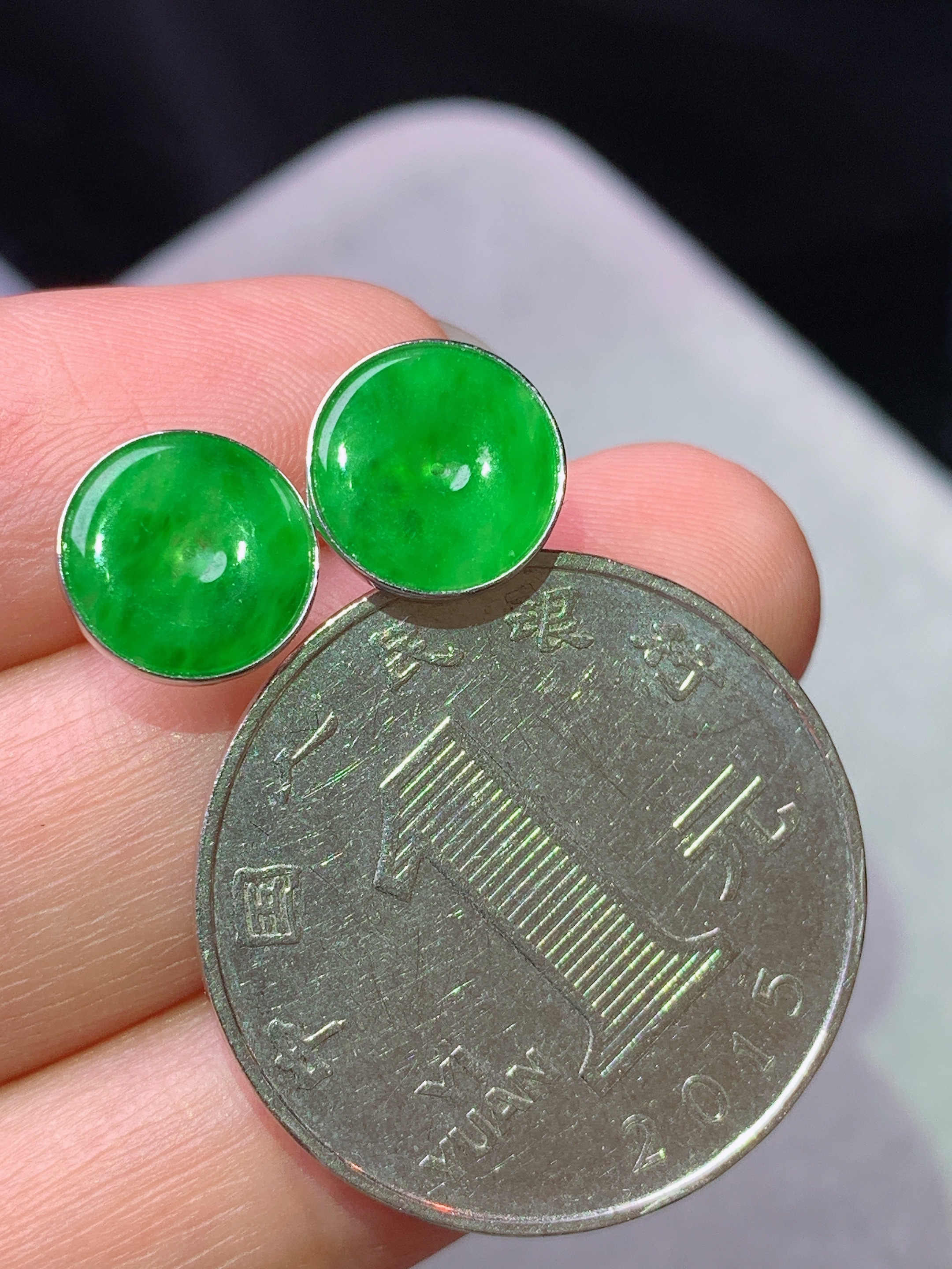 18k金镶嵌阳绿平安扣耳钉 玉质细腻 色泽艳丽清新 水润亮眼 裸石尺寸8.5*2