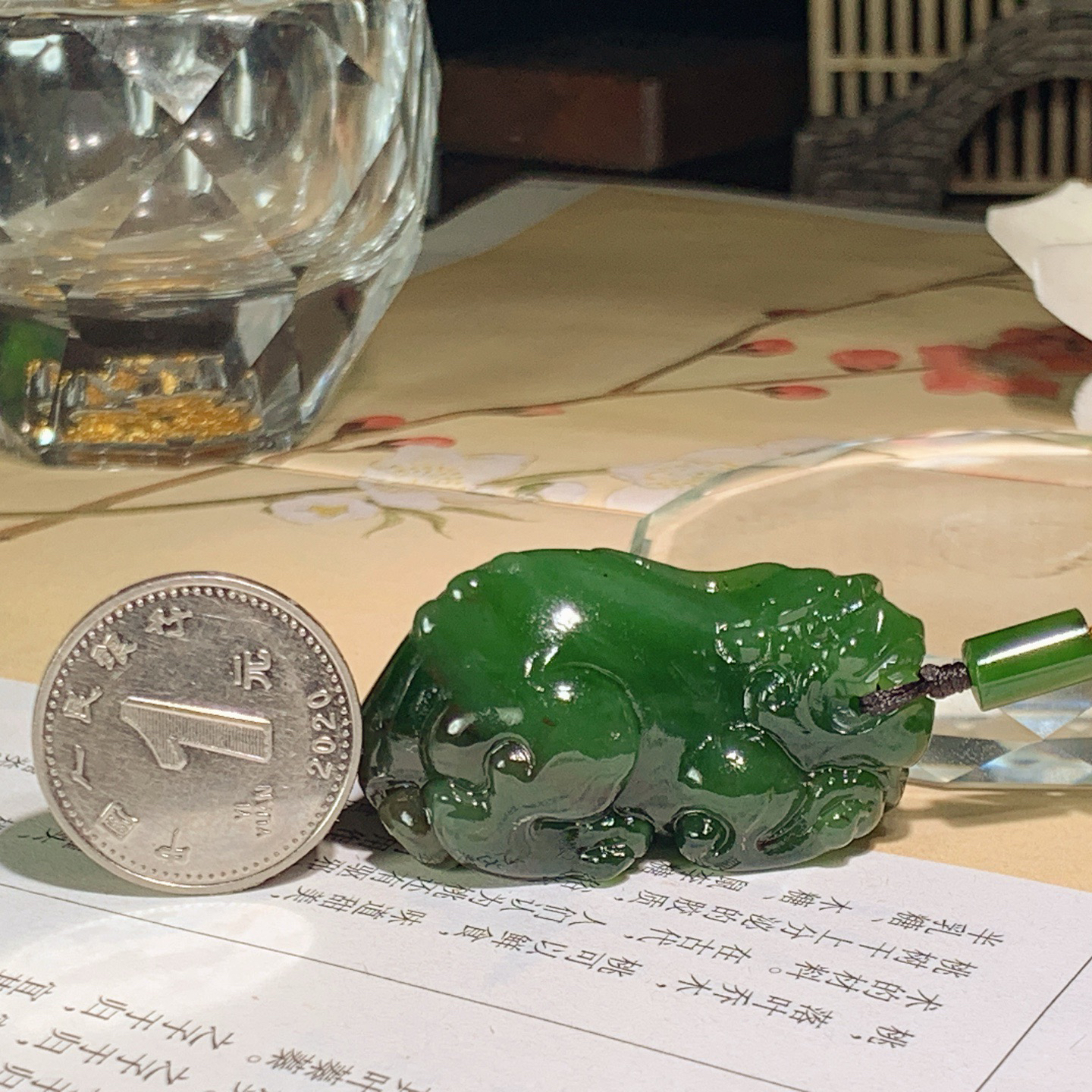 和田玉红皮料阳绿俄罗斯碧玉招财貔貅挂件。尺寸40/21/21重33克 玉质细腻油润。手推出油。佩戴高端典雅。lt260428