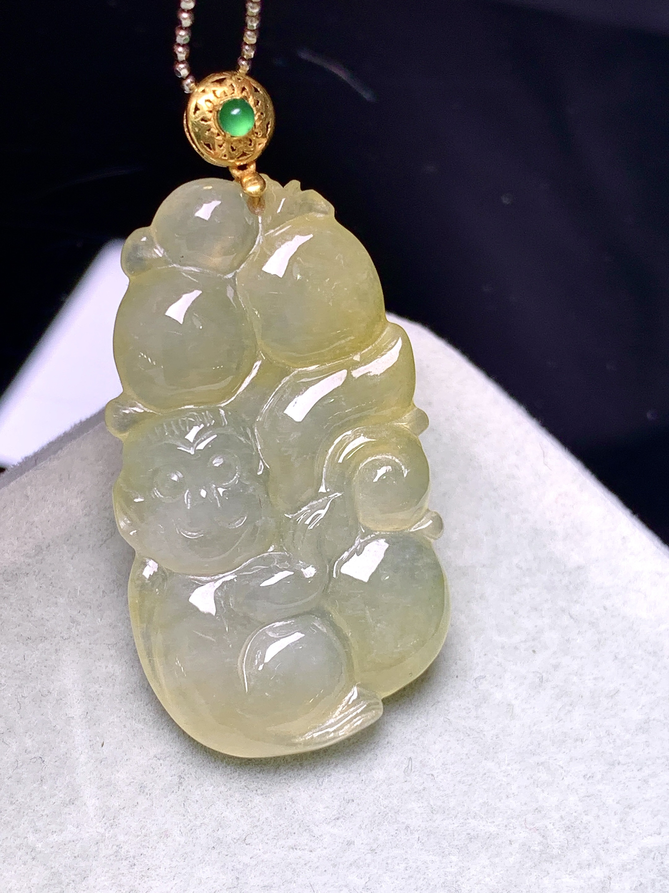 18k金镶嵌冰黄翡灵猴献寿吊坠 玉质细腻 色泽艳丽清新 水润亮眼 整体尺寸40*19.9*4.8h3