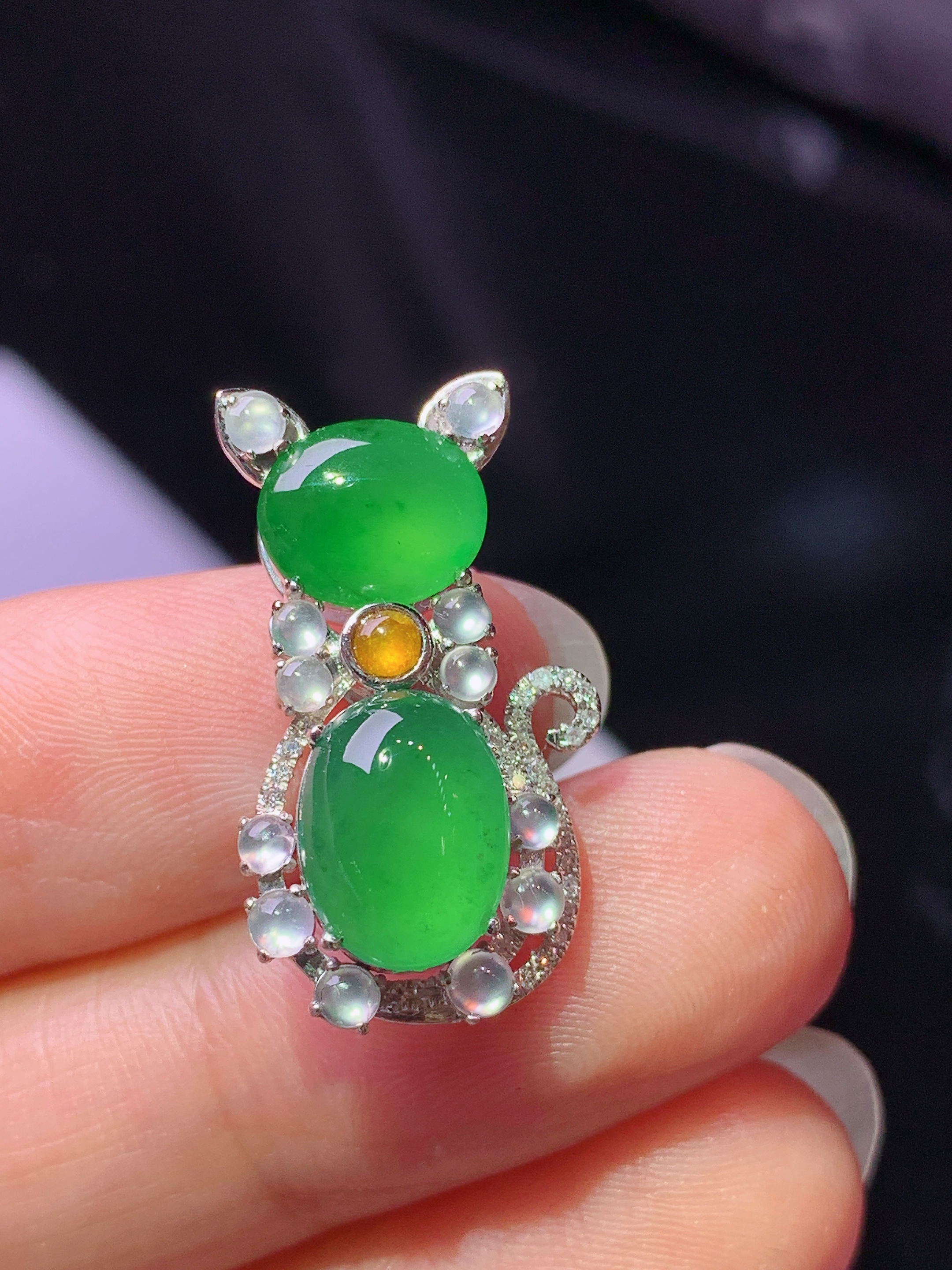 18k金钻镶嵌冰满绿蛋面猫咪款吊坠 玉质细腻 色泽艳丽清新 水润亮眼 整体尺寸23.8*13.8*8x2