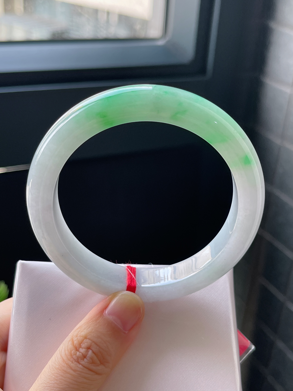 正圈57.9圈口，翡翠冰糯种飘绿手镯