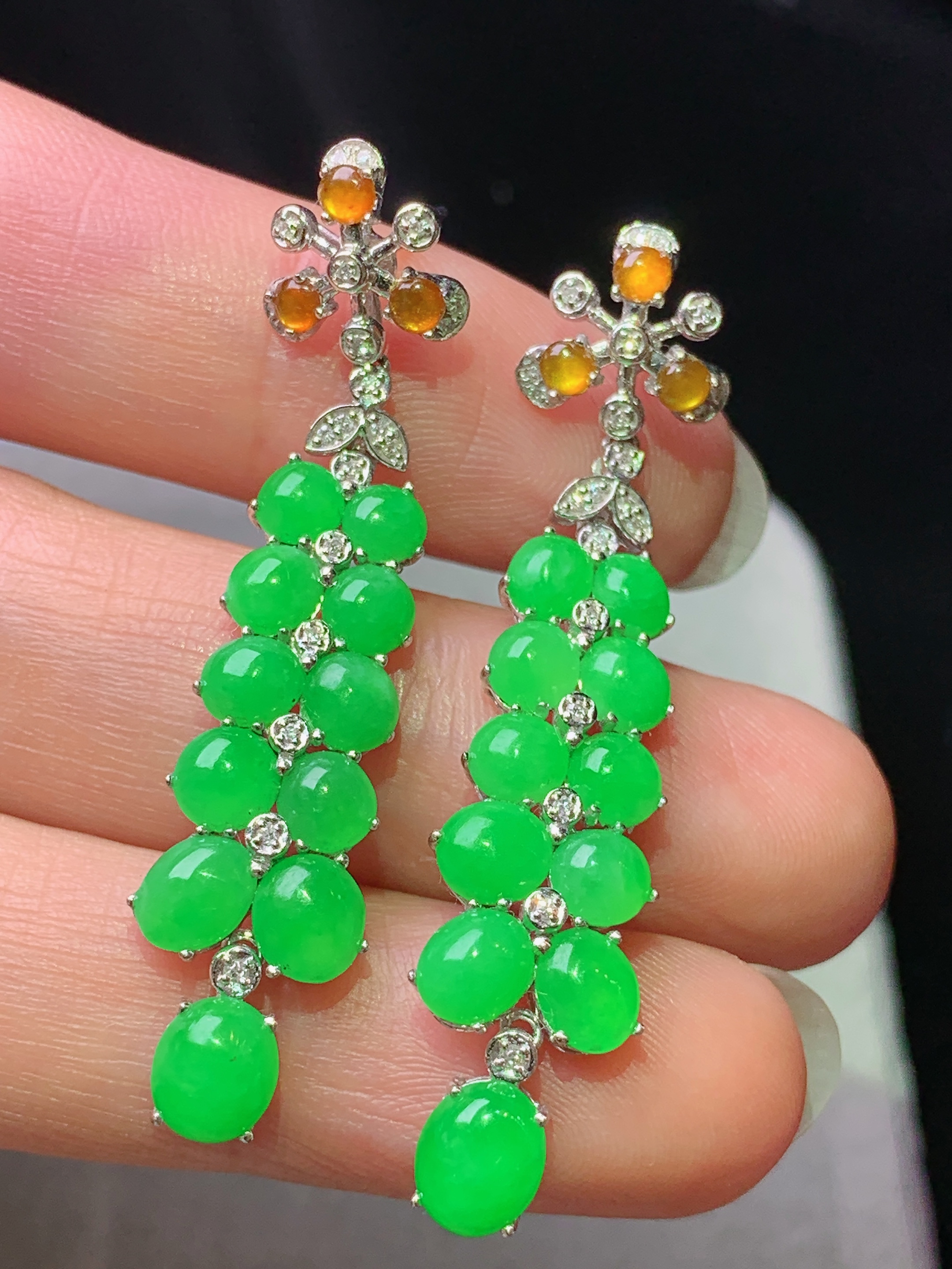 18k金钻镶嵌阳绿蛋面耳坠 玉质细腻 色泽艳丽清新 水润亮眼 整体尺寸46*10*4x2