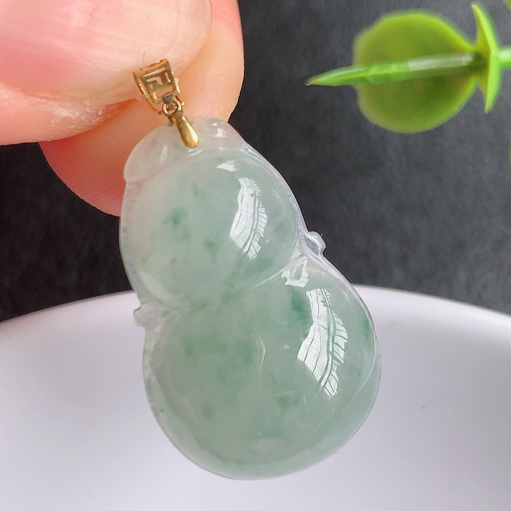 18k金扣冰润飘花葫芦翡翠吊坠  寓意“福禄双全，加官进爵，财源滚滚” 莹润通透，抱满大气  清新脱俗    W449.27尺寸：24.3-15.6-5.3mm