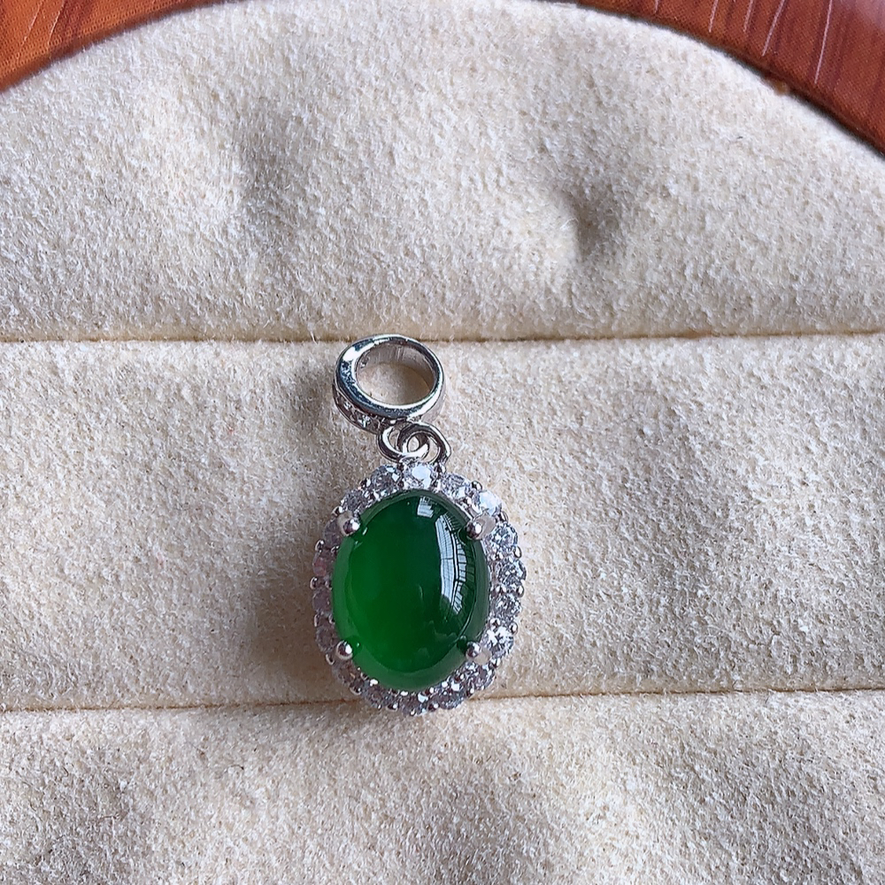 冰润飘绿蛋面翡翠吊坠，925银饰镶嵌  质地细腻，清秀高雅，饱满圆润  款式大方经典，颜色鲜艳，沁人心脾，高质量精品   W815.27  整体尺寸：20-10-7.5mm   裸石尺寸：9-7.2mm
