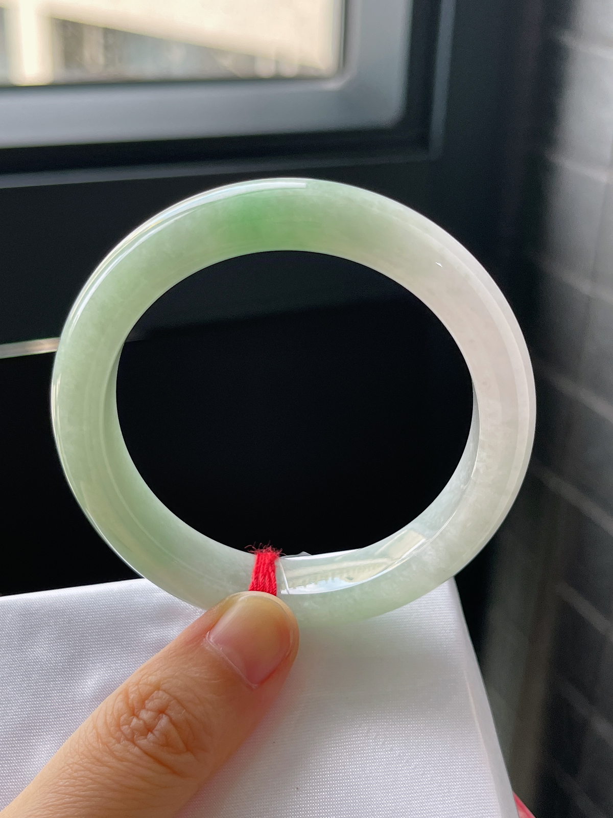 正圈52圈口，翡翠冰糯种淡绿色手镯