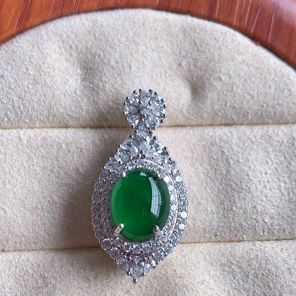 冰润飘绿蛋面翡翠吊坠，925银饰镶嵌  质地细腻，清秀高雅，饱满圆润  款式大方经典，颜色鲜艳，沁人心脾，高质量精品   W815.27  整体尺寸：27.5-13.5-11.8mm   裸石尺寸：10-8mm