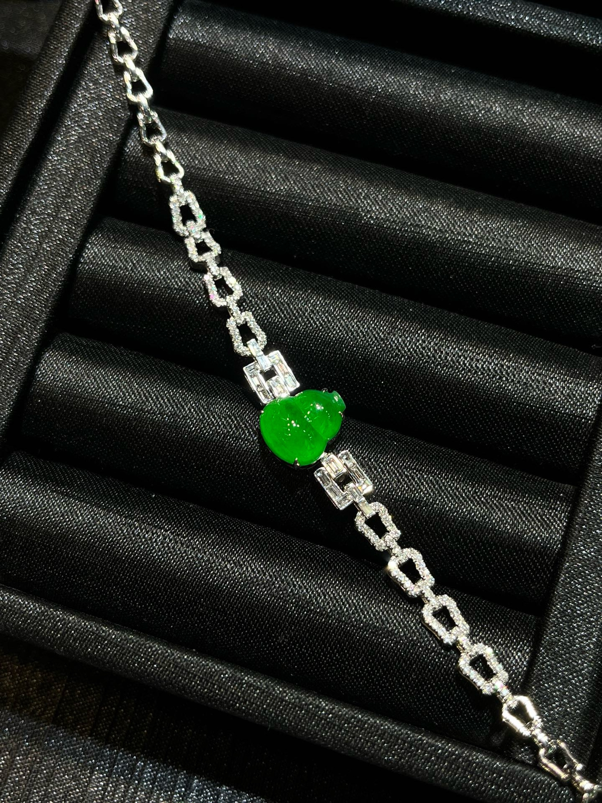 辣绿满色裸镶葫芦手链
尺寸看图一
18k金镶嵌..