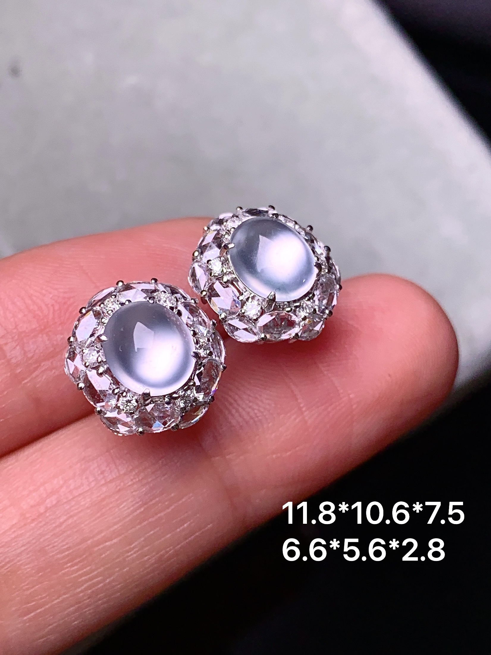 18k金钻镶嵌玻璃种蛋面耳钉 玉质细腻 色泽艳丽清新 水润亮眼 整体尺寸11.8*10.6*7.5m3