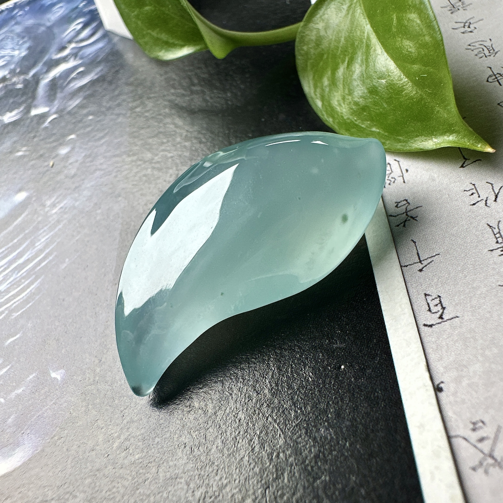 【冰种天空蓝随形吊坠】质地非常细腻干净，冰润十足，种老冰透，收藏品质。
