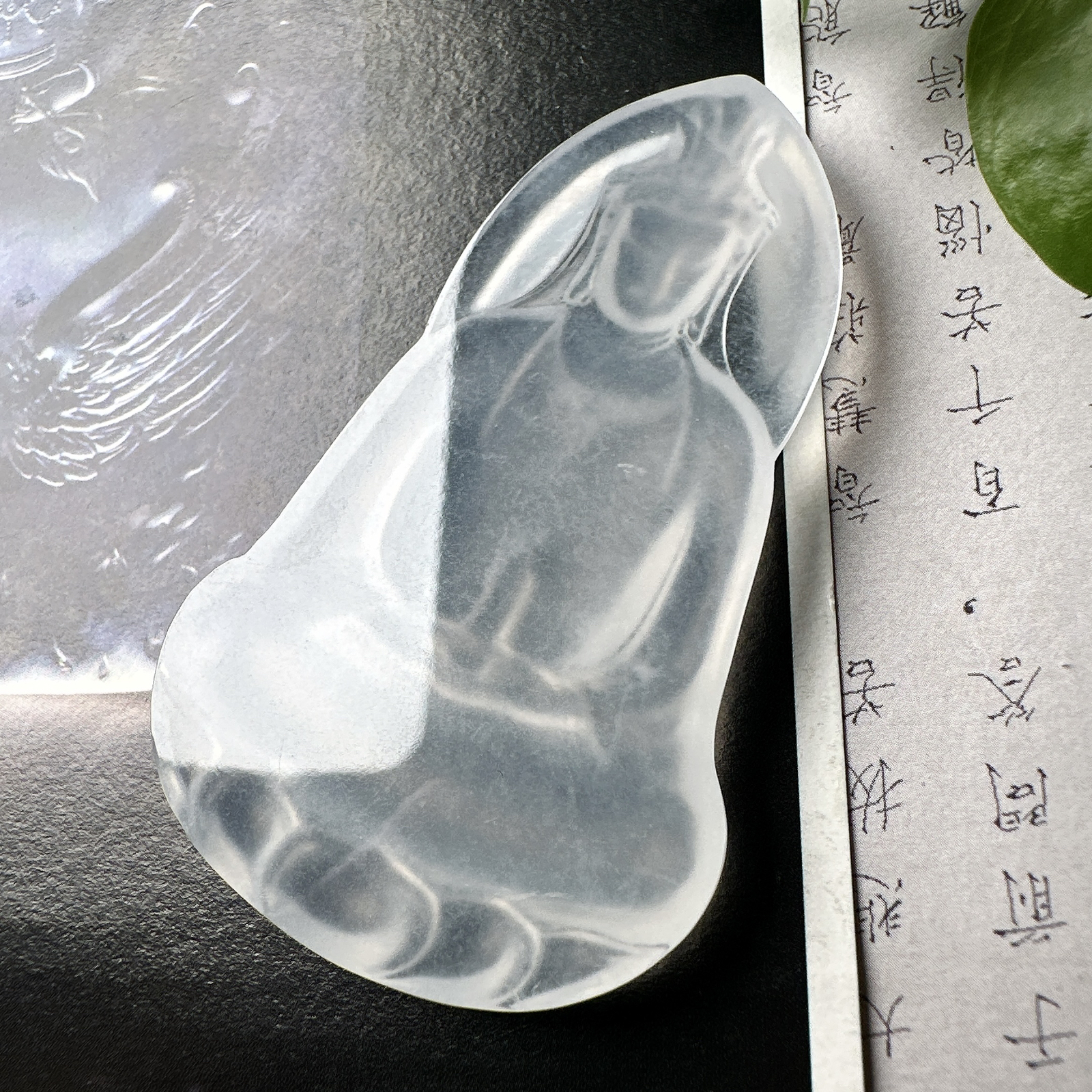 【冰种素衣观音】质地细腻，通透度上佳，冰感十足，适合佩戴