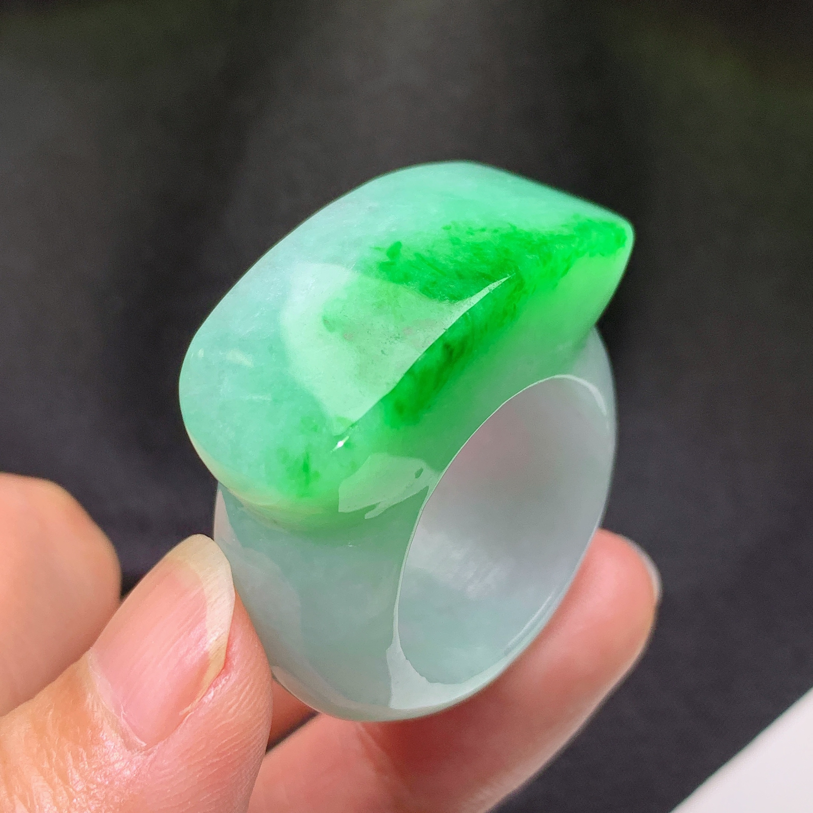 飘绿大扳指，权贵在手，富贵上身，冰润细腻，色阳，种水足，Xc 圈口26 尺寸14.3*9.3