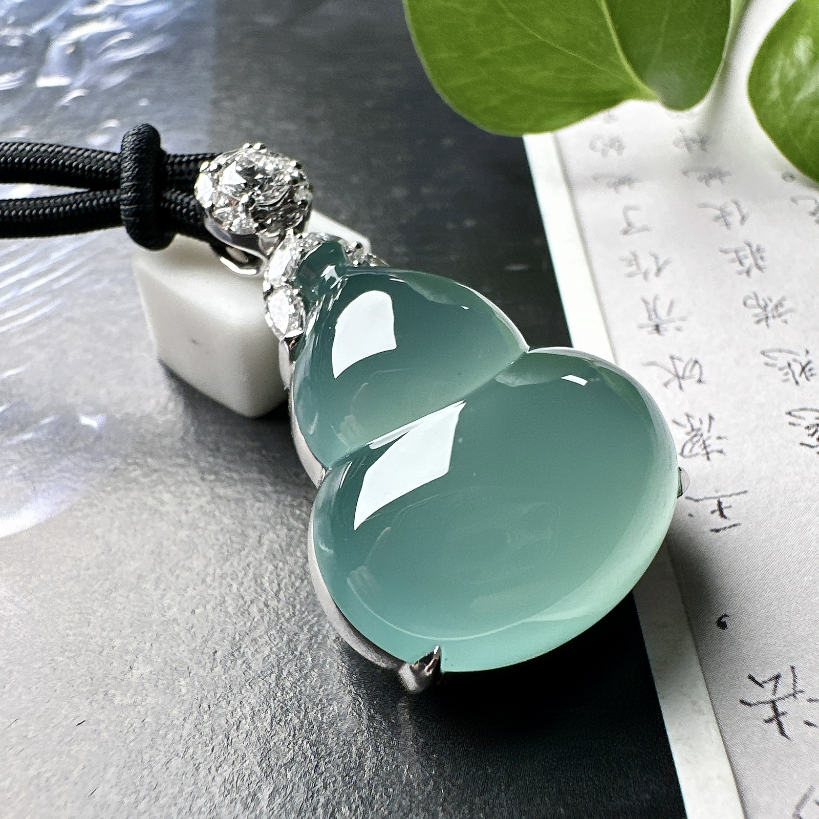 【冰种葫芦吊坠】精品，天空蓝老料，起钢光，种地上乘，冰感十足，通透起光，饱满圆润，18k金钻镶嵌，裸