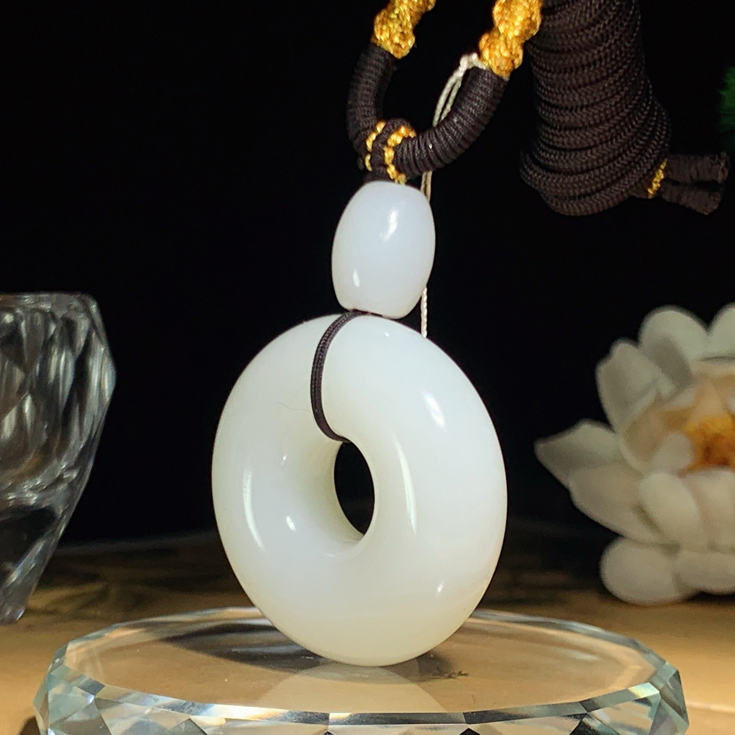 新疆和田玉羊脂白平安环怀古挂件。尺寸35/12重32.8克 玉质细腻油润。手推出油。佩戴高端典雅。lt260428