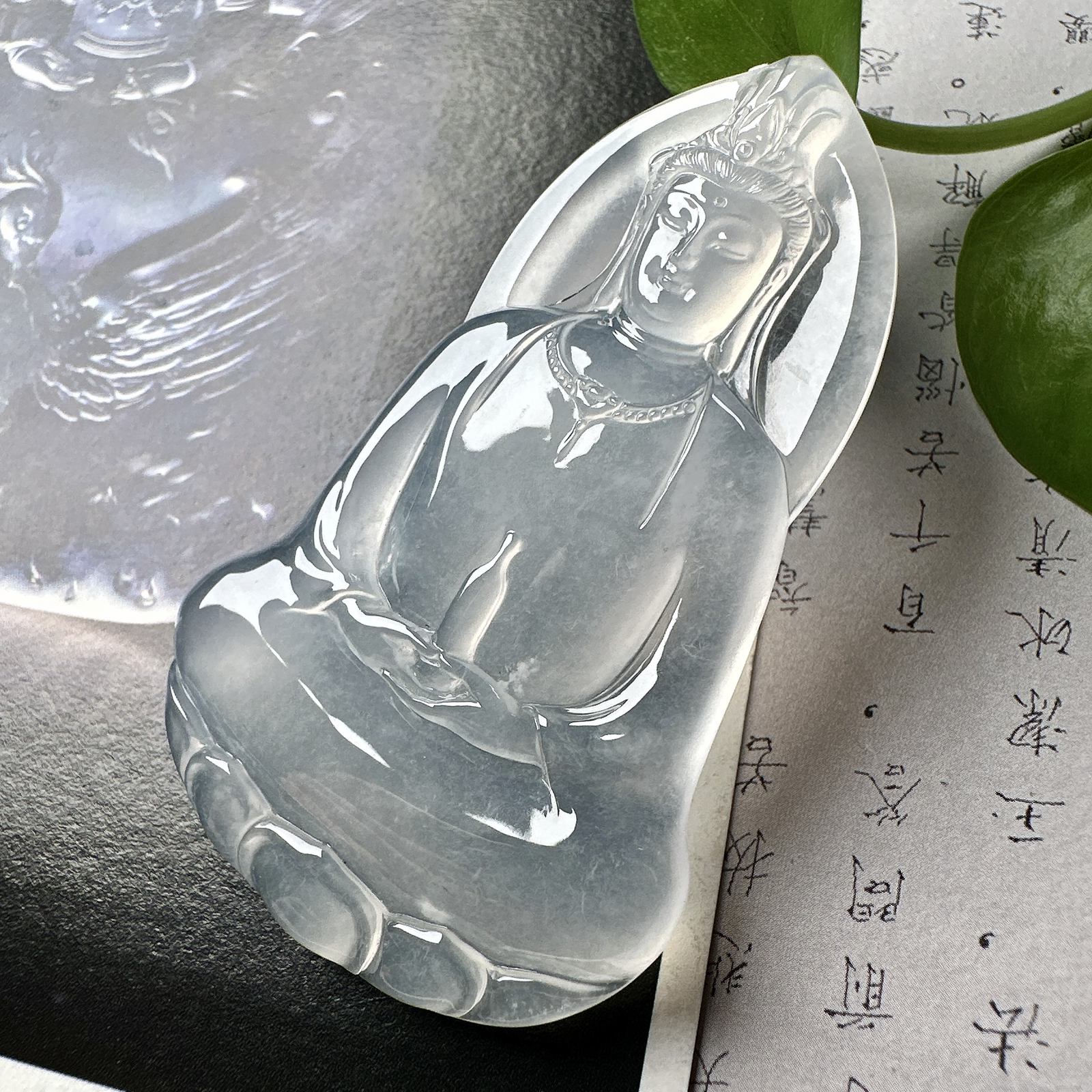【冰种素衣观音】质地细腻，通透度上佳，冰感十足，适合佩戴