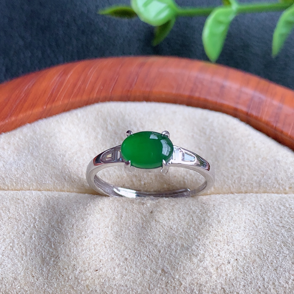 冰润满绿精美环形翡翠戒指  玉质细腻  冰清玉润  飘花灵动  颜色漂亮  W815.27  内径尺寸：17-5.3-4.2mm  裸石尺寸：7-5mm