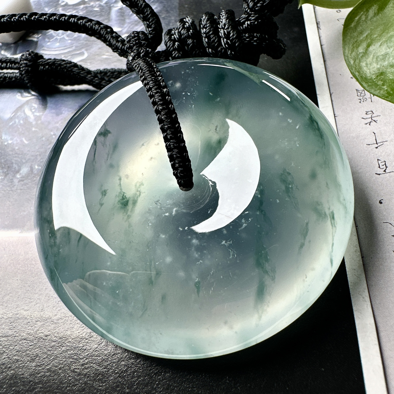 【冰种飘花巨无霸大平安扣】质地非常细腻，冰润十足，种老冰透，花色灵动，收藏品质。