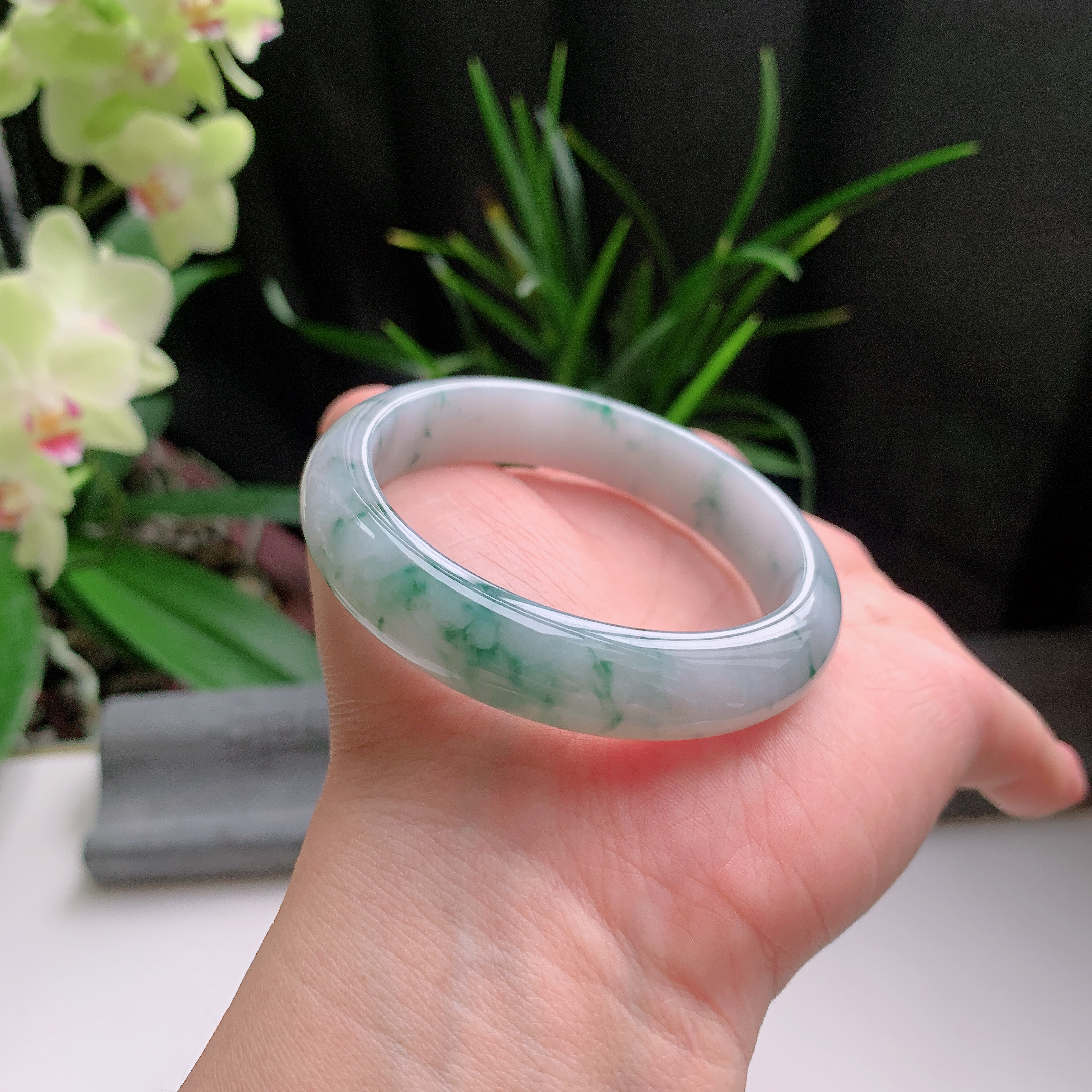 正圈53圈口，天然A货翡翠冰糯种水润飘绿玉手镯，水润秀丽，飘花灵动，种水十足，视觉甜美可人，恰到好处的美，十分高雅耐看，条形优美，上手优雅大方。47.53