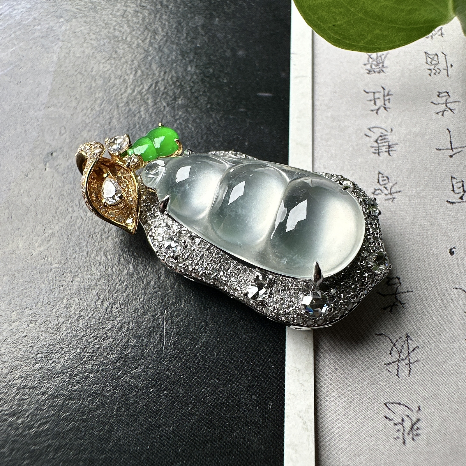 【玻璃种飘花福豆吊坠】种地上乘，冰感十足，通透起光，饱满圆润，收藏品质，18k金钻镶嵌，裸石尺寸20.3*10.4*3.8毫米