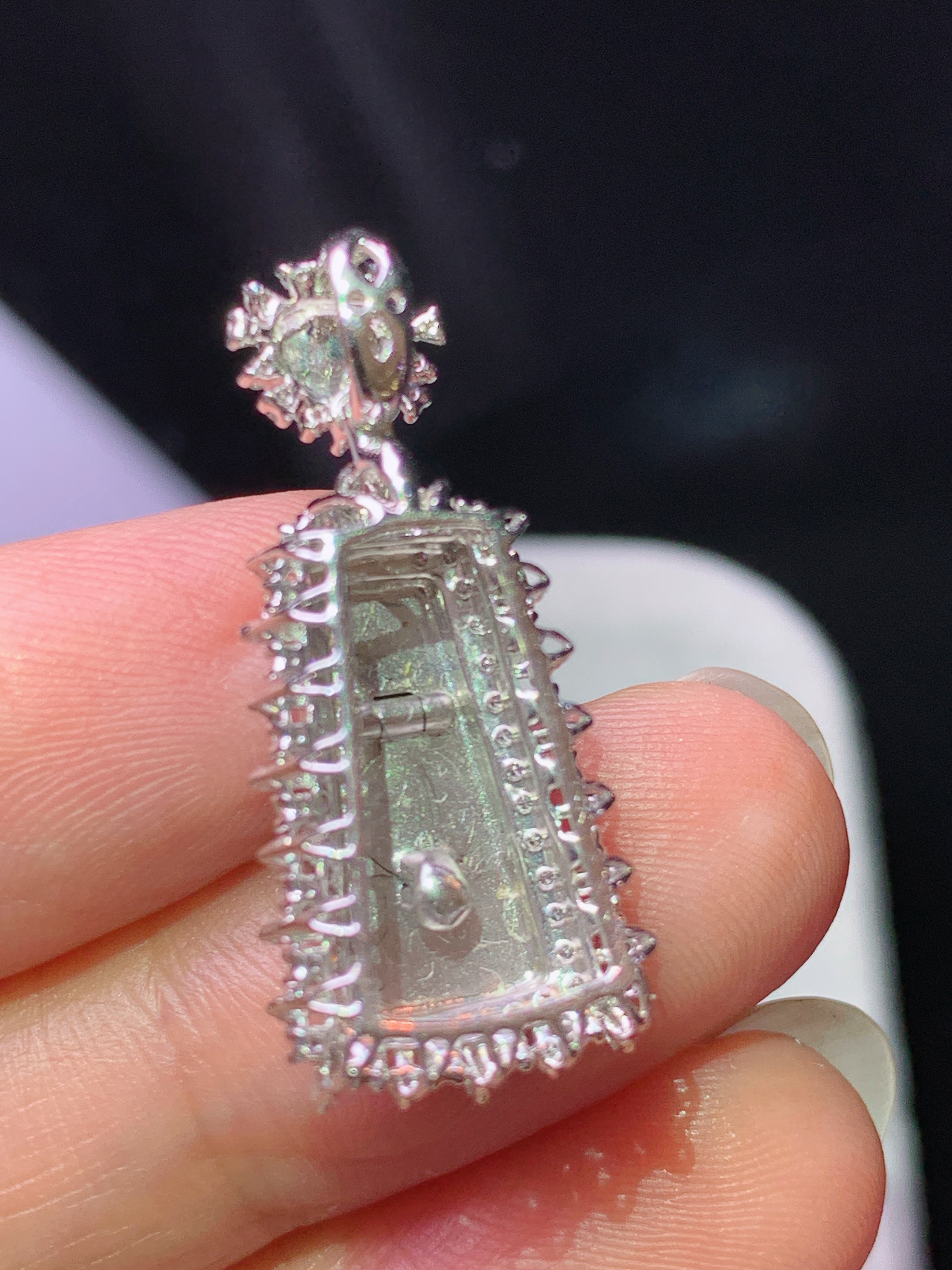 18k金钻镶嵌阳绿无事牌吊坠 玉质细腻 色泽艳丽清新 水润亮眼 整体尺寸28.5*12.6*7.6x2