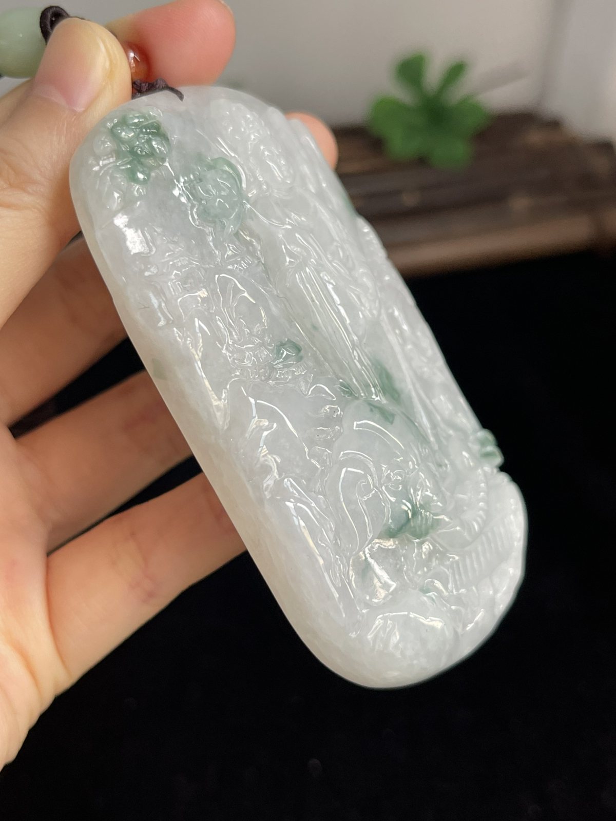 翡翠糯化种飘绿吊坠，配珠未测
