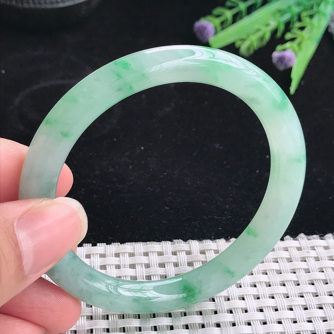 实拍A货翡翠55.5/8.5老坑冰润冰阳绿圆条手镯翡翠玉镯平安镯