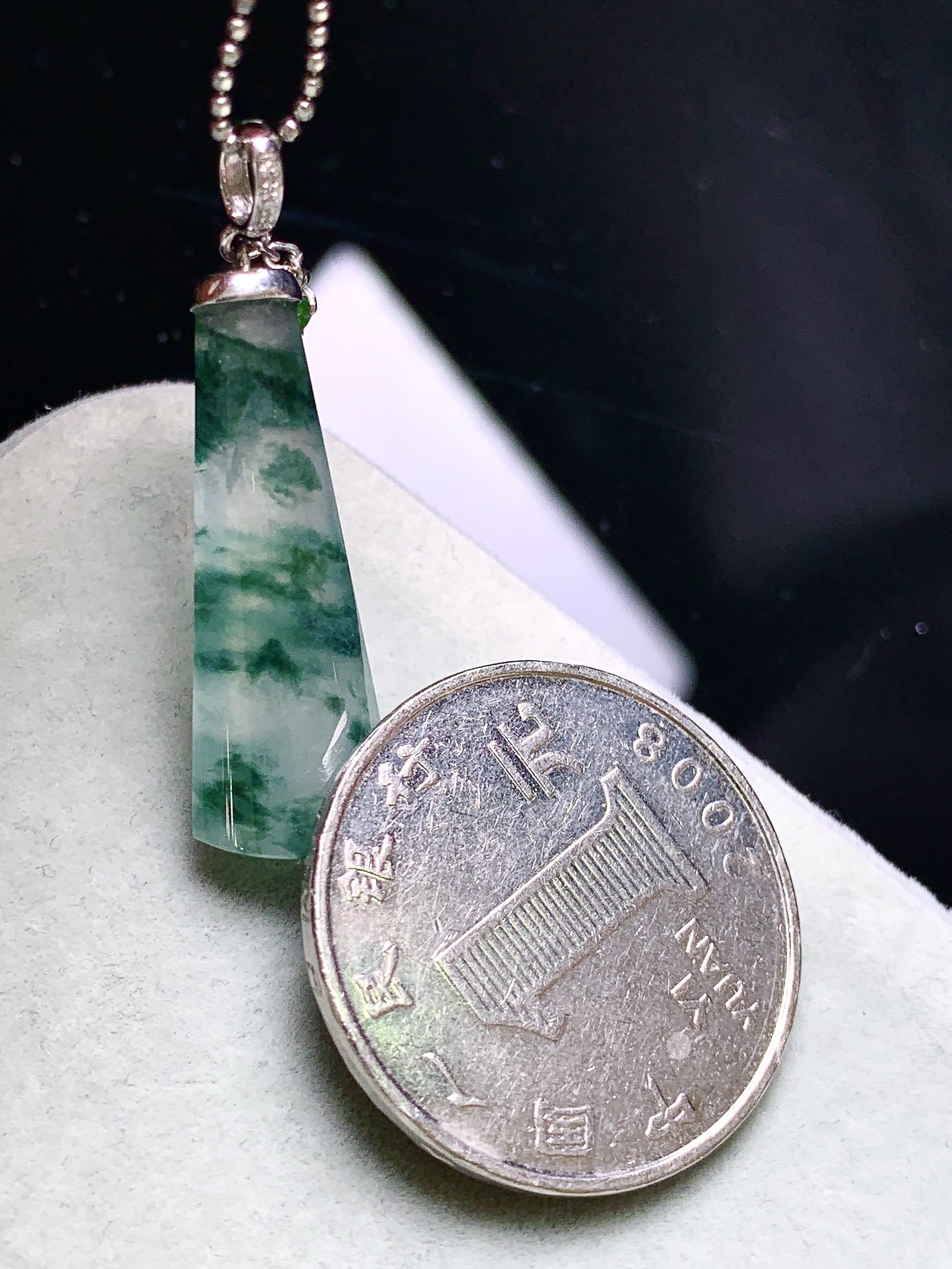 18k金钻镶嵌冰飘花玉柱吊坠 玉质细腻 色泽艳丽清新 水润亮眼 整体尺寸34.5* 9.8*5.5b1