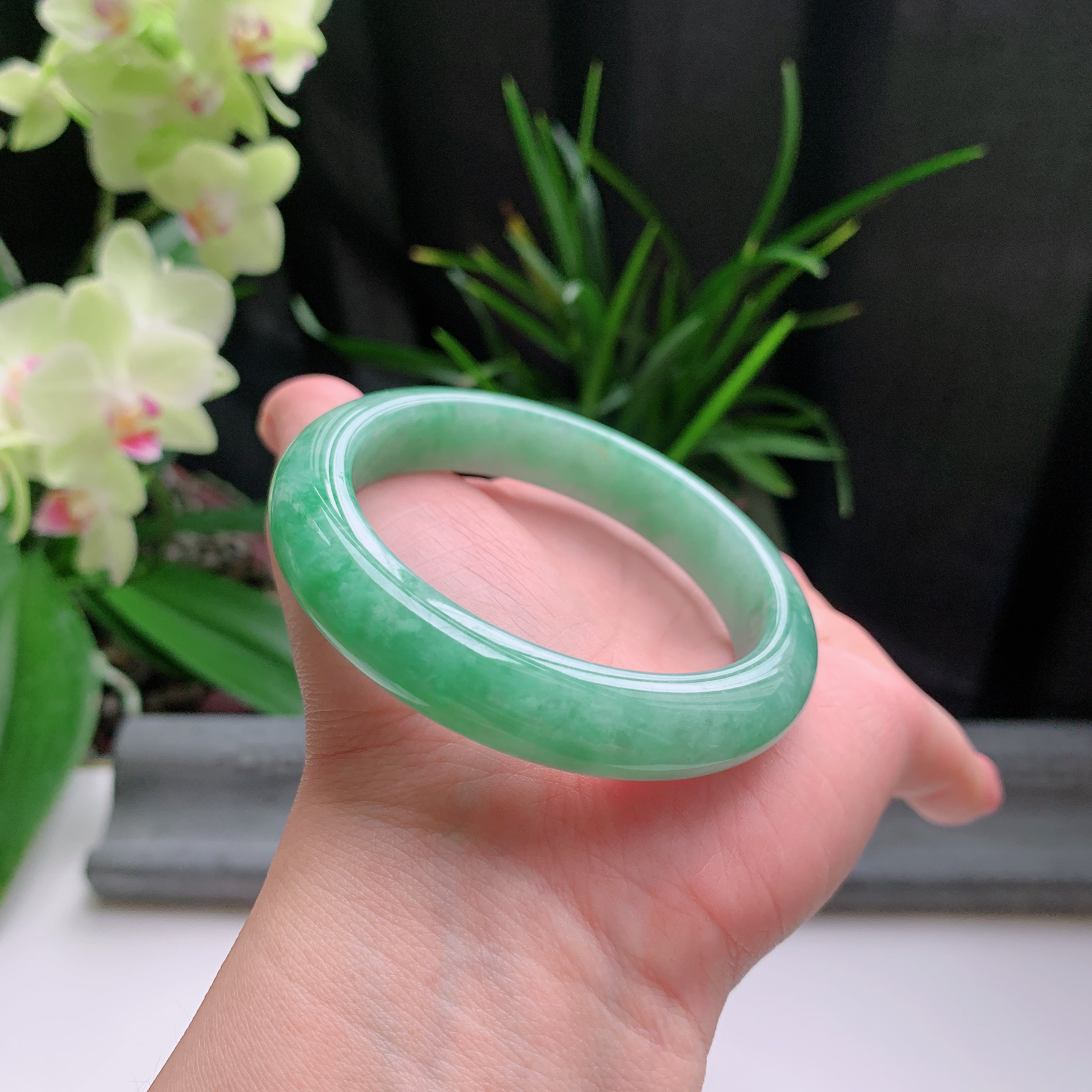 正圈55圈口，天然A货翡翠冰糯种水润飘绿玉手镯，水润秀丽，飘花灵动，种水十足，视觉甜美可人，恰到好处的美，十分高雅耐看，条形优美，上手优雅大方。57.13