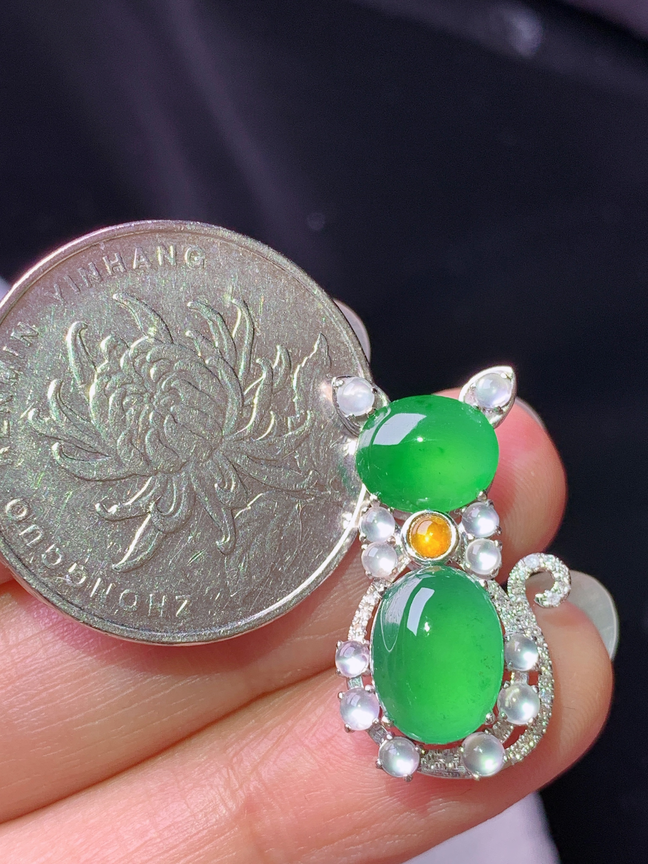 18k金钻镶嵌冰满绿蛋面猫咪款吊坠 玉质细腻 色泽艳丽清新 水润亮眼 整体尺寸23.8*13.8*8x2