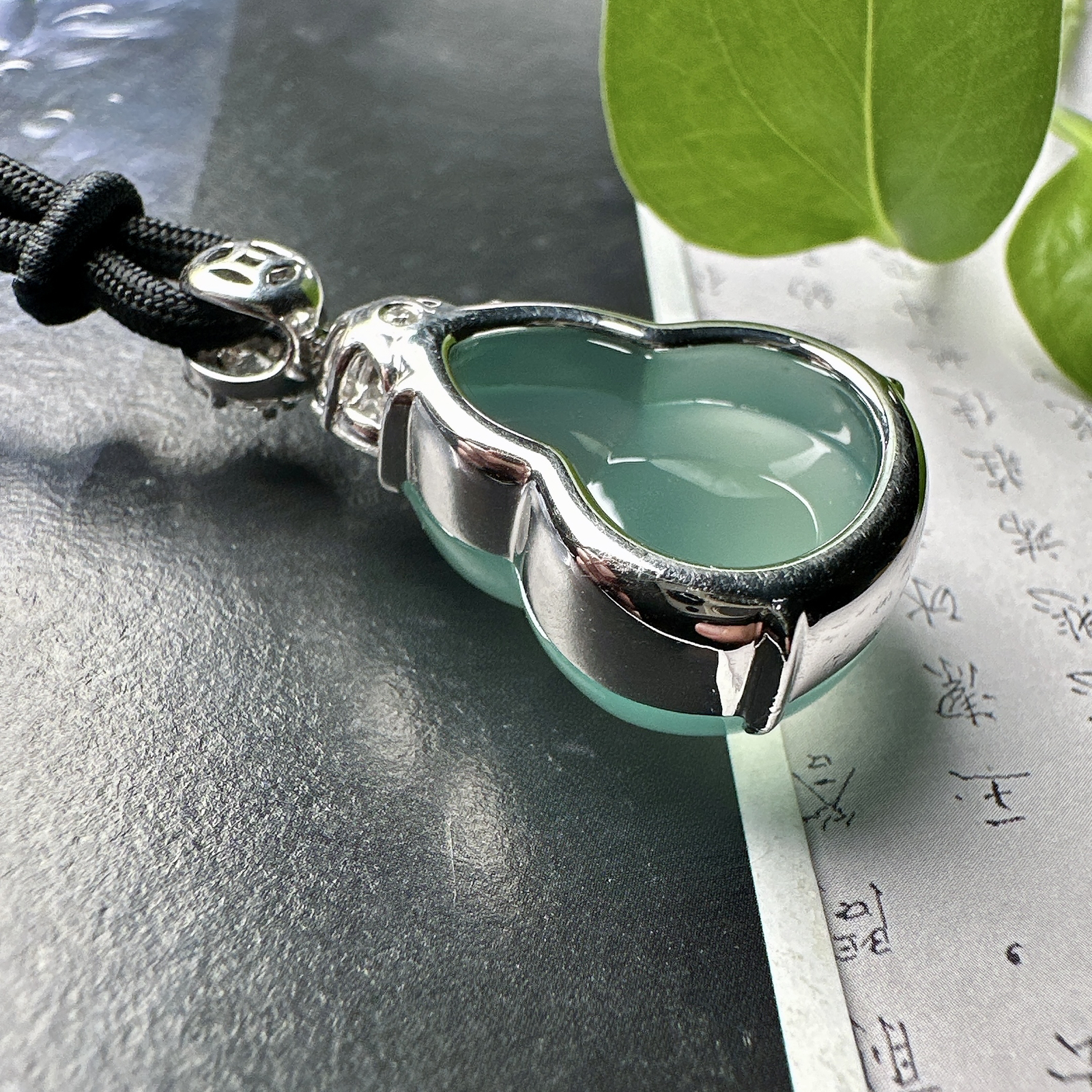 【冰种葫芦吊坠】精品，天空蓝老料，起钢光，种地上乘，冰感十足，通透起光，饱满圆润，18k金钻镶嵌，裸石尺寸25.3*21*8.8毫米。