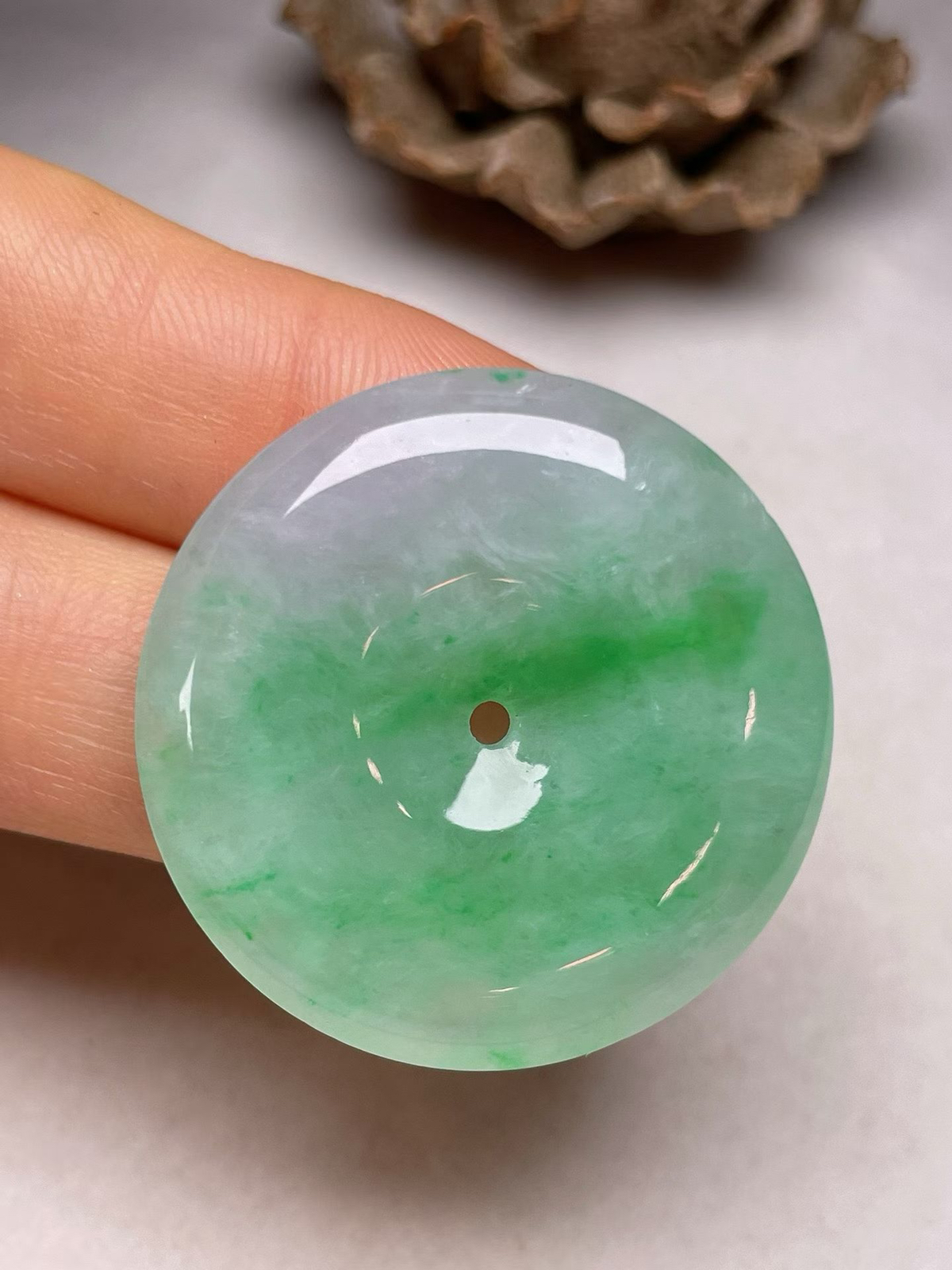 冰糯种飘绿【平安扣】吊坠、种水好，玉质细腻 ，卖相好.