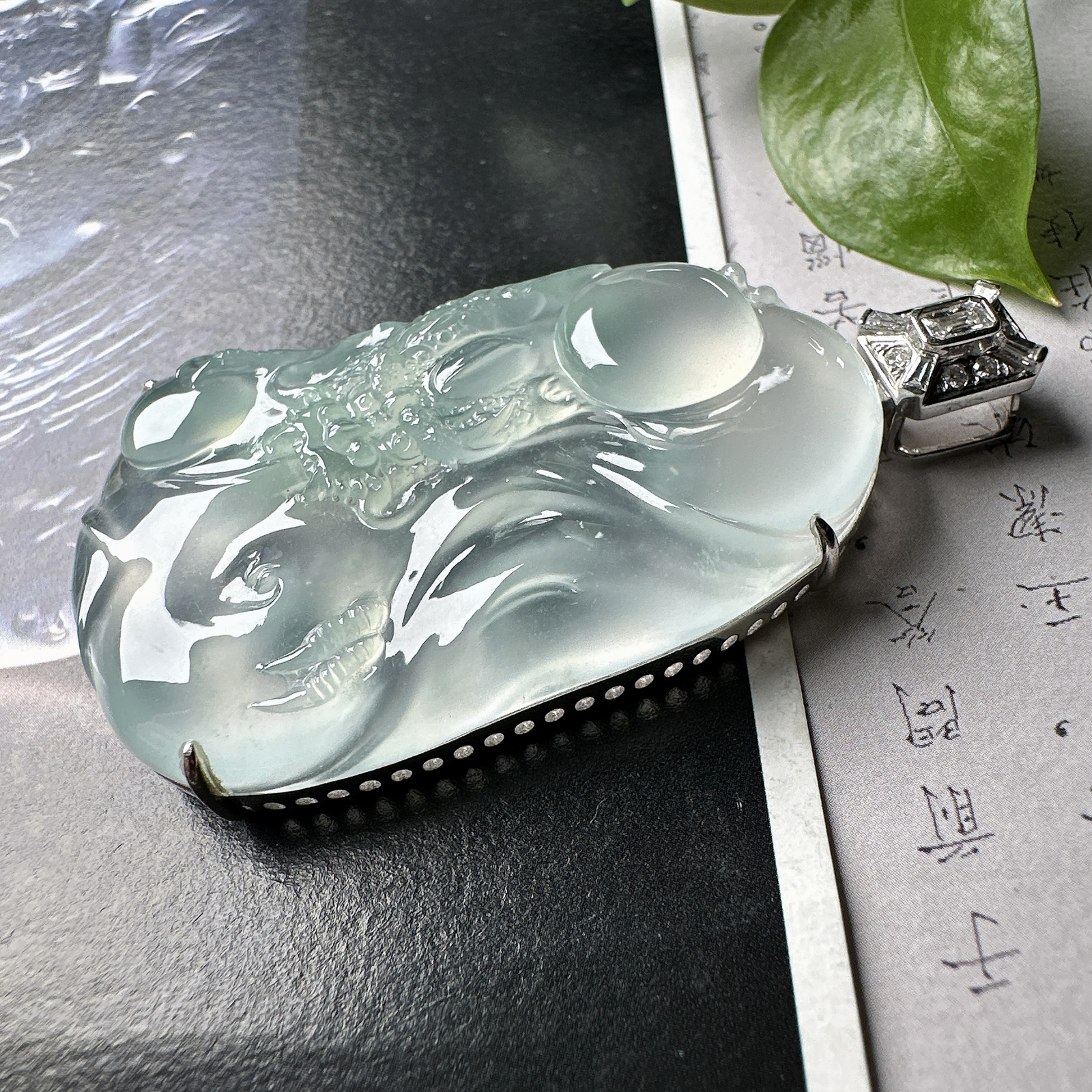 【冰种龙牌】冰润细腻，冰感好，质地很不错。雕工精细，佩戴效果好，18k金钻镶嵌，裸石尺寸45.5*28.4*7毫米