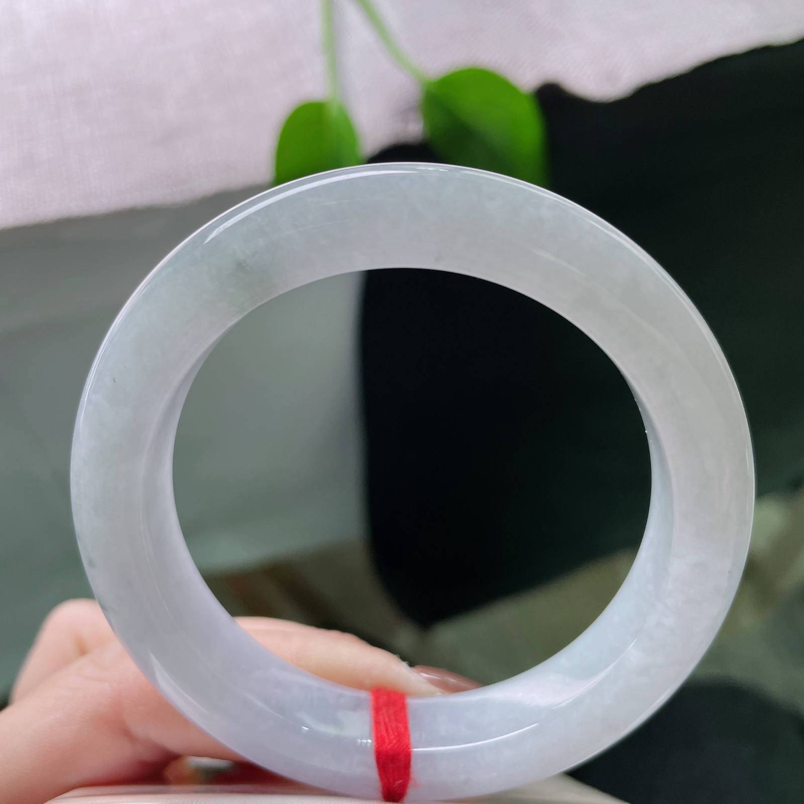 55.7/12.2/9.6，紫罗兰正圈，玉质温温似月华，此镯轻缠，岁岁清嘉。ss51907a..