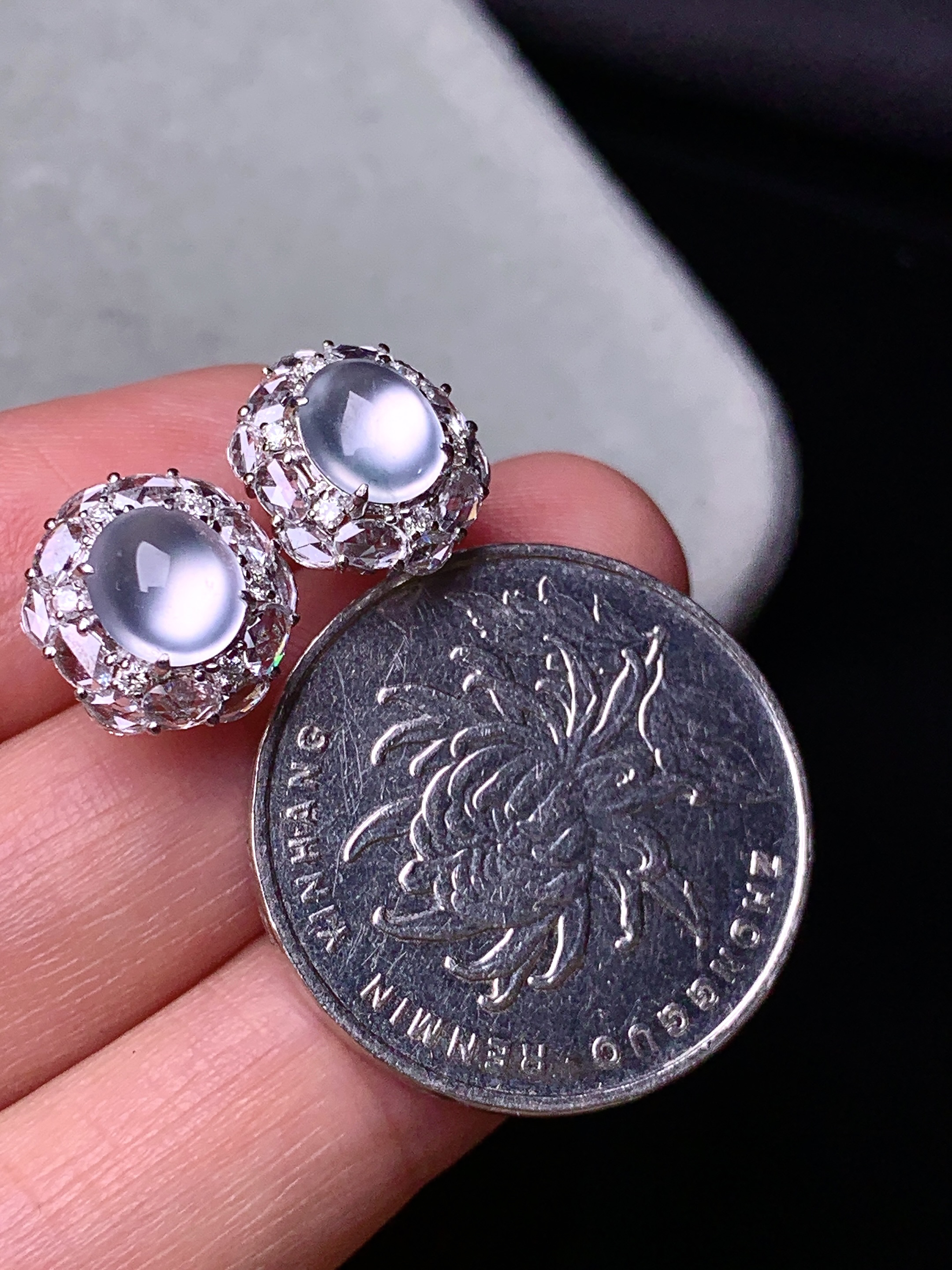 18k金钻镶嵌玻璃种蛋面耳钉 玉质细腻 色泽艳丽清新 水润亮眼 整体尺寸11.8*10.6*7.5m3