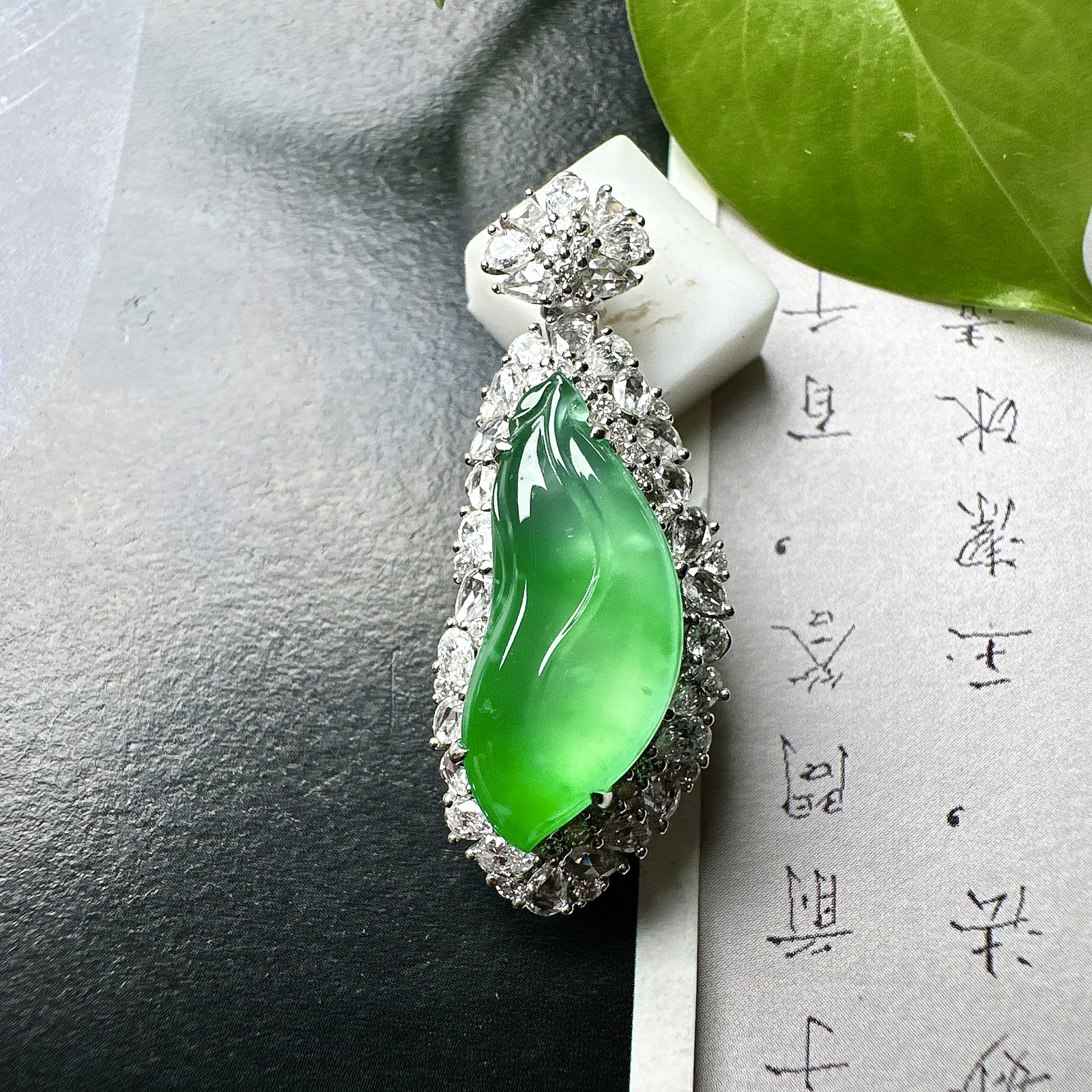 【冰种满绿随形吊坠】木那绿随形叶，种水上乘，晶莹剔透，纯净通透，18k金钻精美镶嵌，裸石尺寸18.3