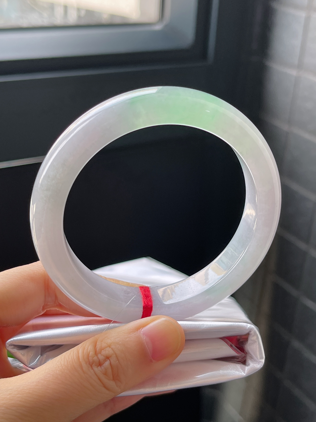 正圈56.8圈口，翡翠冰糯种淡绿色手镯