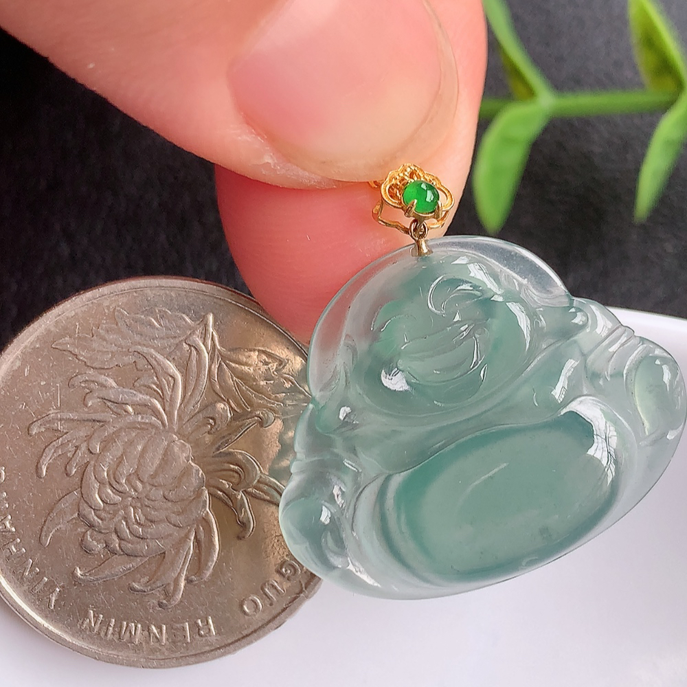 18k金扣蓝冰佛公挂件 玉质细腻  精雕弥勒佛，笑佛福耳垂肩，面相喜庆，开怀大笑，憨态可掬。惟妙惟肖，寓意福禄双全，吉祥美满，笑口常开 W03.27  尺寸：21-25.5-3.3mm