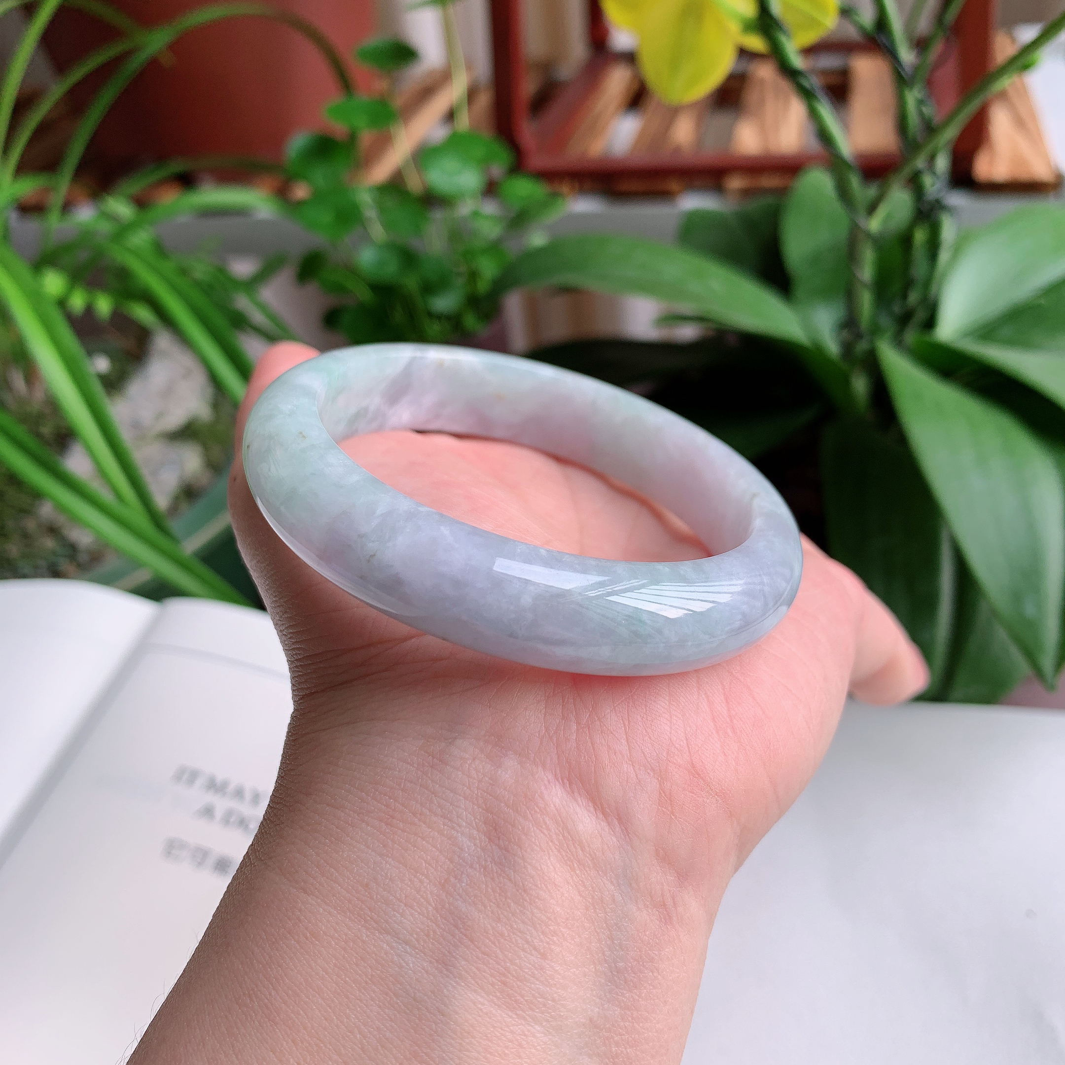 正圈58圈口，天然A货翡翠冰糯种水润飘绿玉手镯，水润秀丽，飘花灵动，种水十足，视觉甜美可人，恰到好处的美，十分高雅耐看，条形优美，上手优雅大方。61.34
