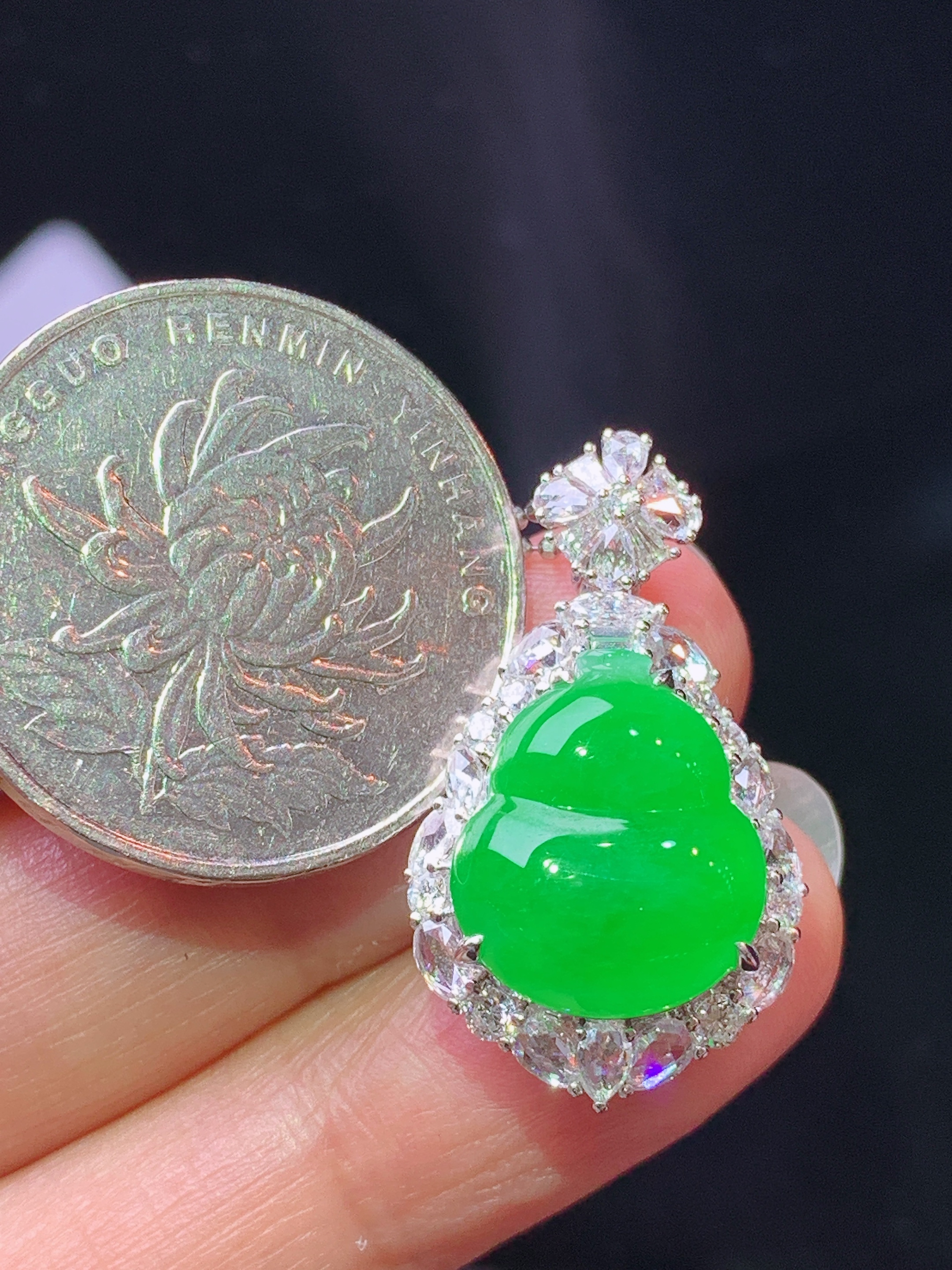 18k金钻镶嵌冰阳绿葫芦吊坠 玉质细腻 色泽艳丽清新 水润亮眼 整体尺寸27.5*16*10.2c4