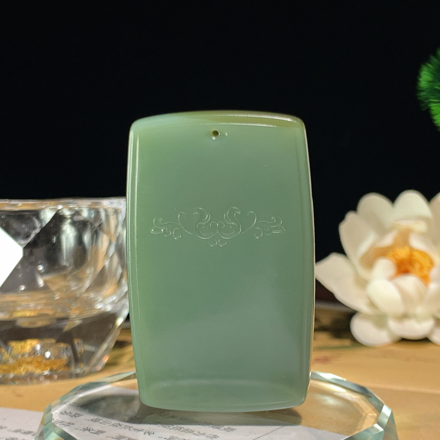 新疆和田玉沙枣青坐莲观音牌子挂件。尺寸55/34/10重43克 玉质细腻油润。手推出油。佩戴高端典雅。lt260428