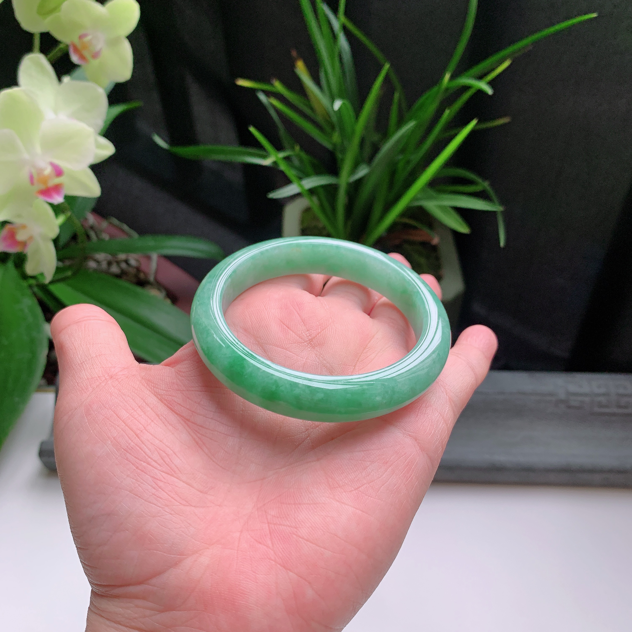 正圈55圈口，天然A货翡翠冰糯种水润飘绿玉手镯，水润秀丽，飘花灵动，种水十足，视觉甜美可人，恰到好处的美，十分高雅耐看，条形优美，上手优雅大方。57.13