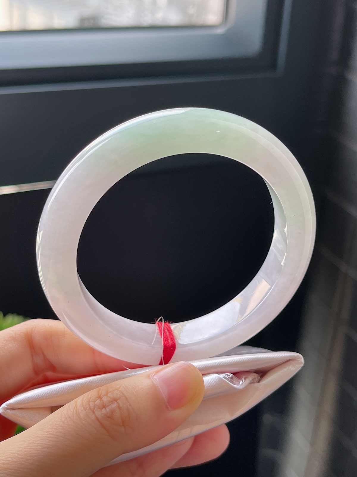 正圈55.8圈口，翡翠冰糯种淡绿色手镯