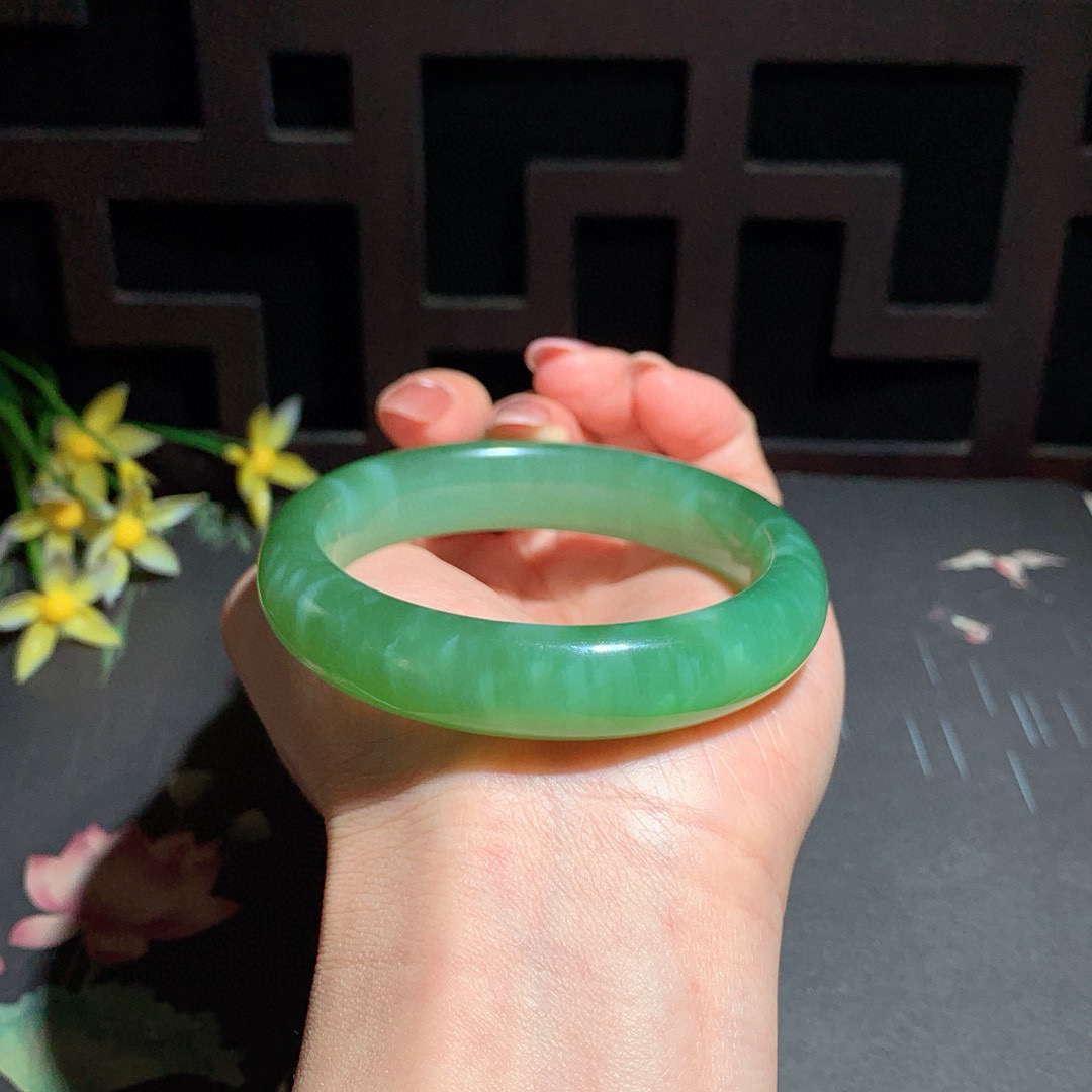 ￼ 和田玉54.5圈冰底绿猫眼碧玉手镯！玉质细腻油润 底色纯净 无裂无杂 脂粉好，品质高。