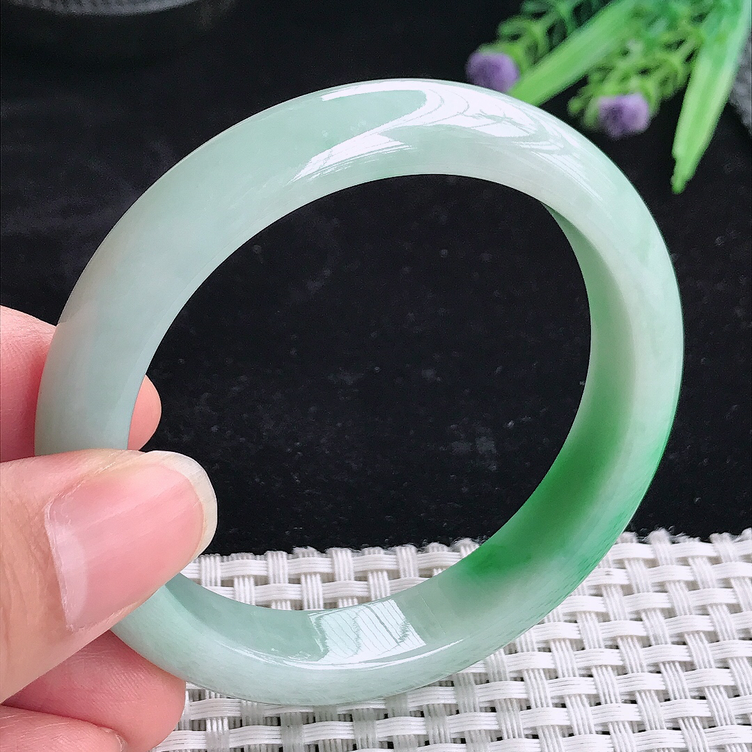 实拍A货翡翠56/12.1/8.1老坑精美辣绿飘阳绿手镯翡翠玉镯平安镯