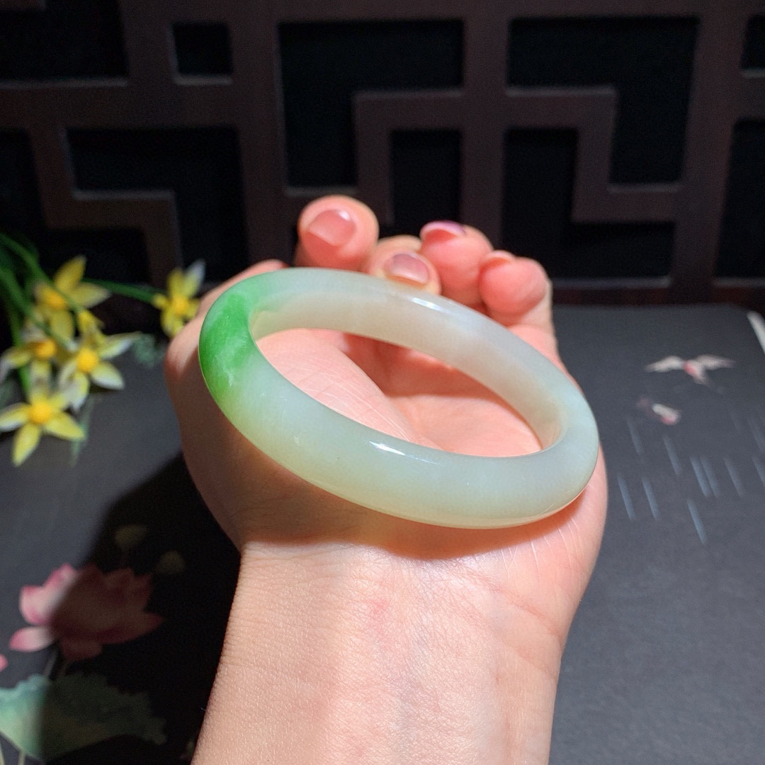 和田玉55圈翠青手镯！玉质细腻油润 底色纯净 无裂无黑 脂粉好，品质高