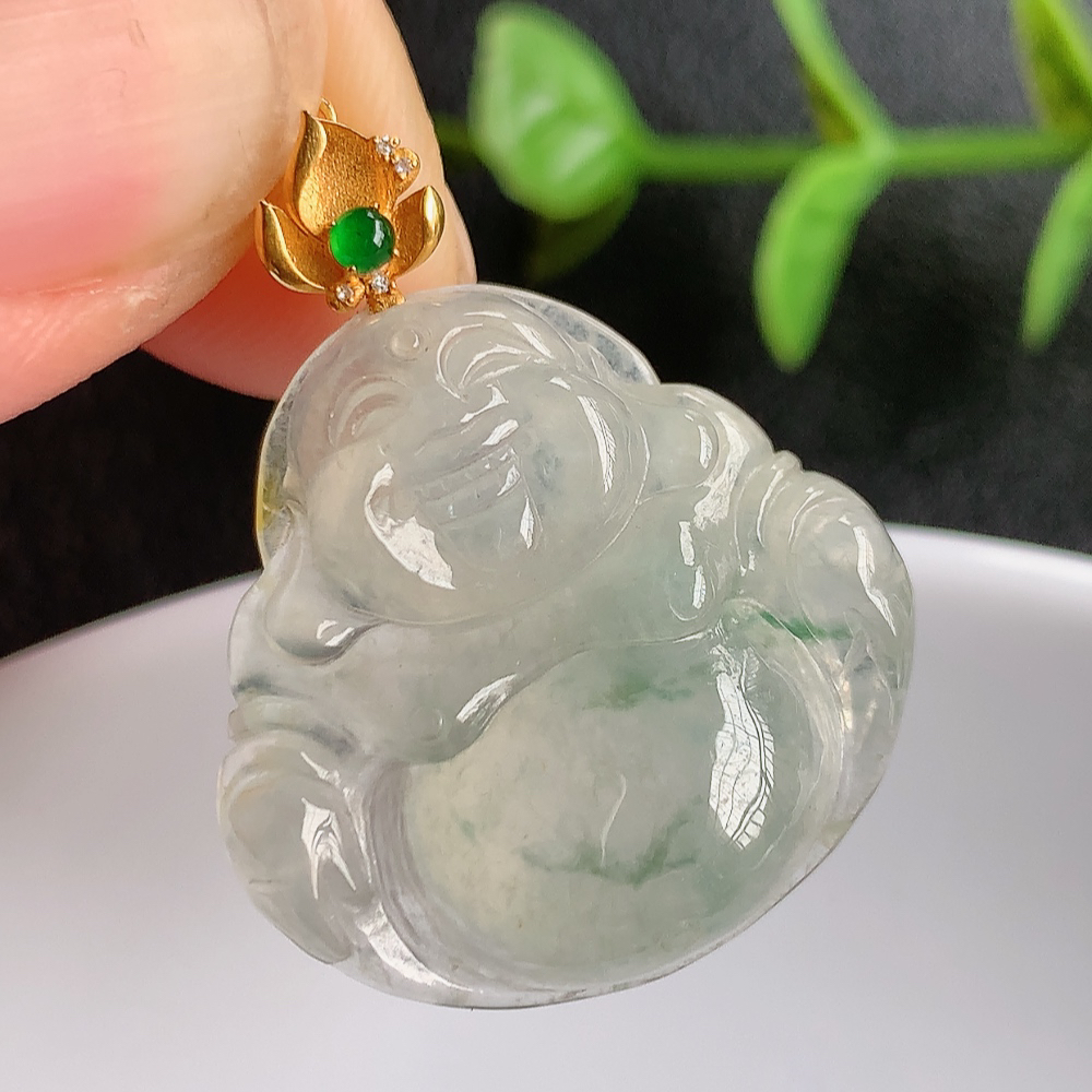 18k金扣冰润飘花佛公挂件 玉质细腻  精雕弥勒佛，笑佛福耳垂肩，面相喜庆，开怀大笑，憨态可掬。惟妙惟肖，寓意福禄双全，吉祥美满，笑口常开 W03.27  尺寸：23-23.5-6mm
