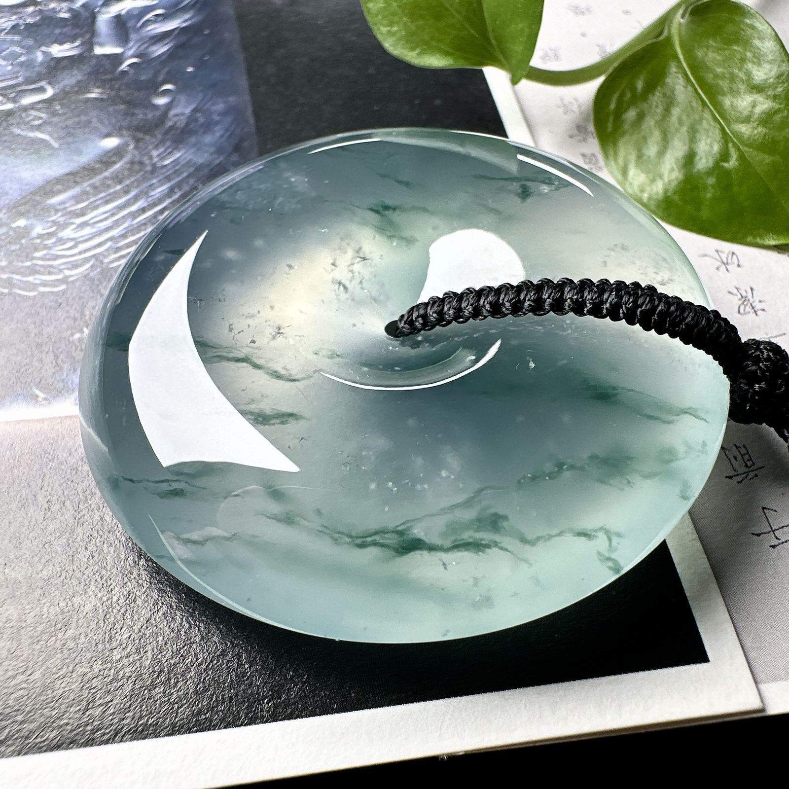 【冰种飘花巨无霸大平安扣】质地非常细腻，冰润十足，种老冰透，花色灵动，收藏品质。