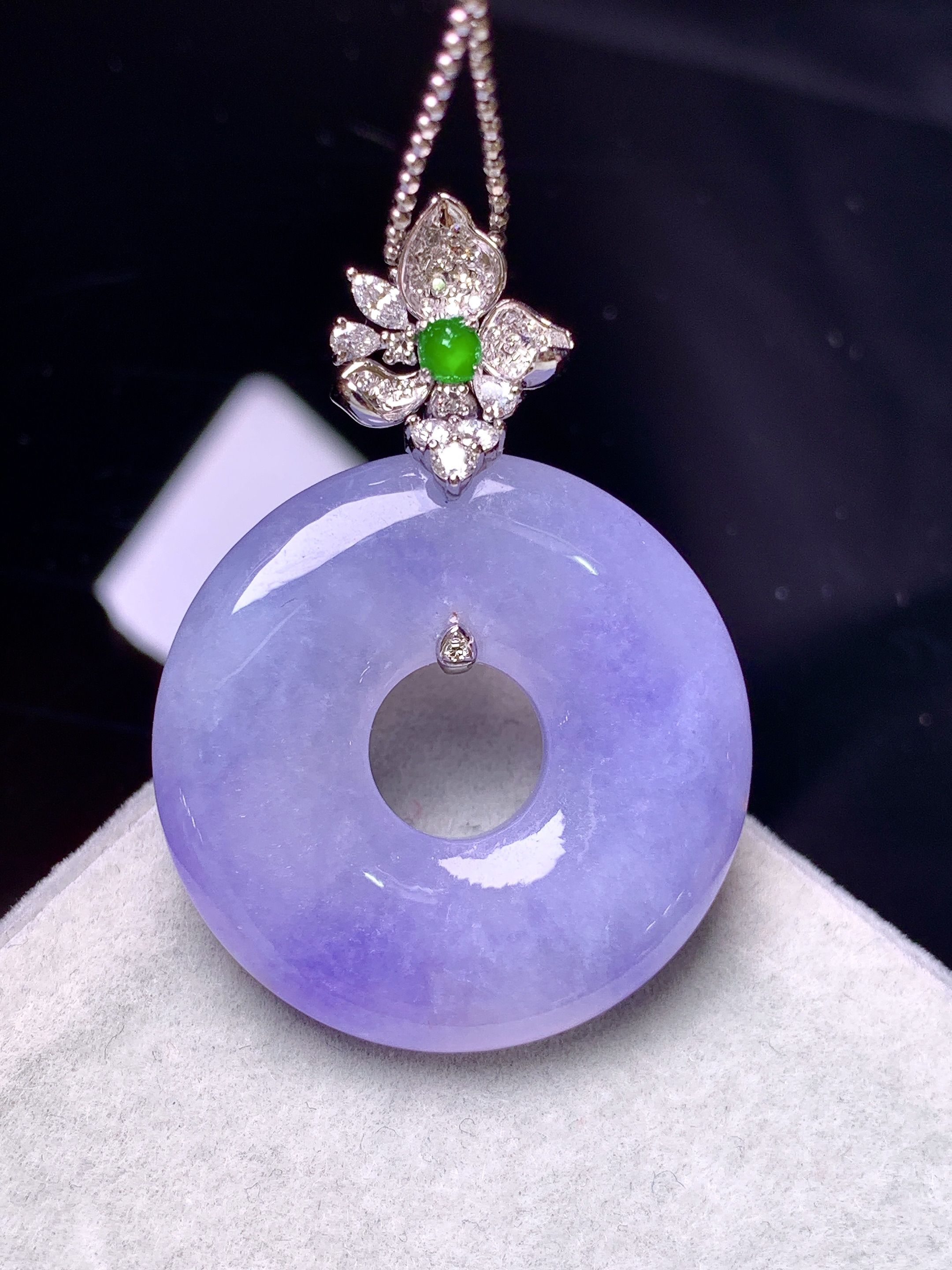 18k金钻镶嵌紫罗兰平安环吊坠 玉质细腻 色泽艳丽清新 水润亮眼 整体尺寸38*27*5.5b1